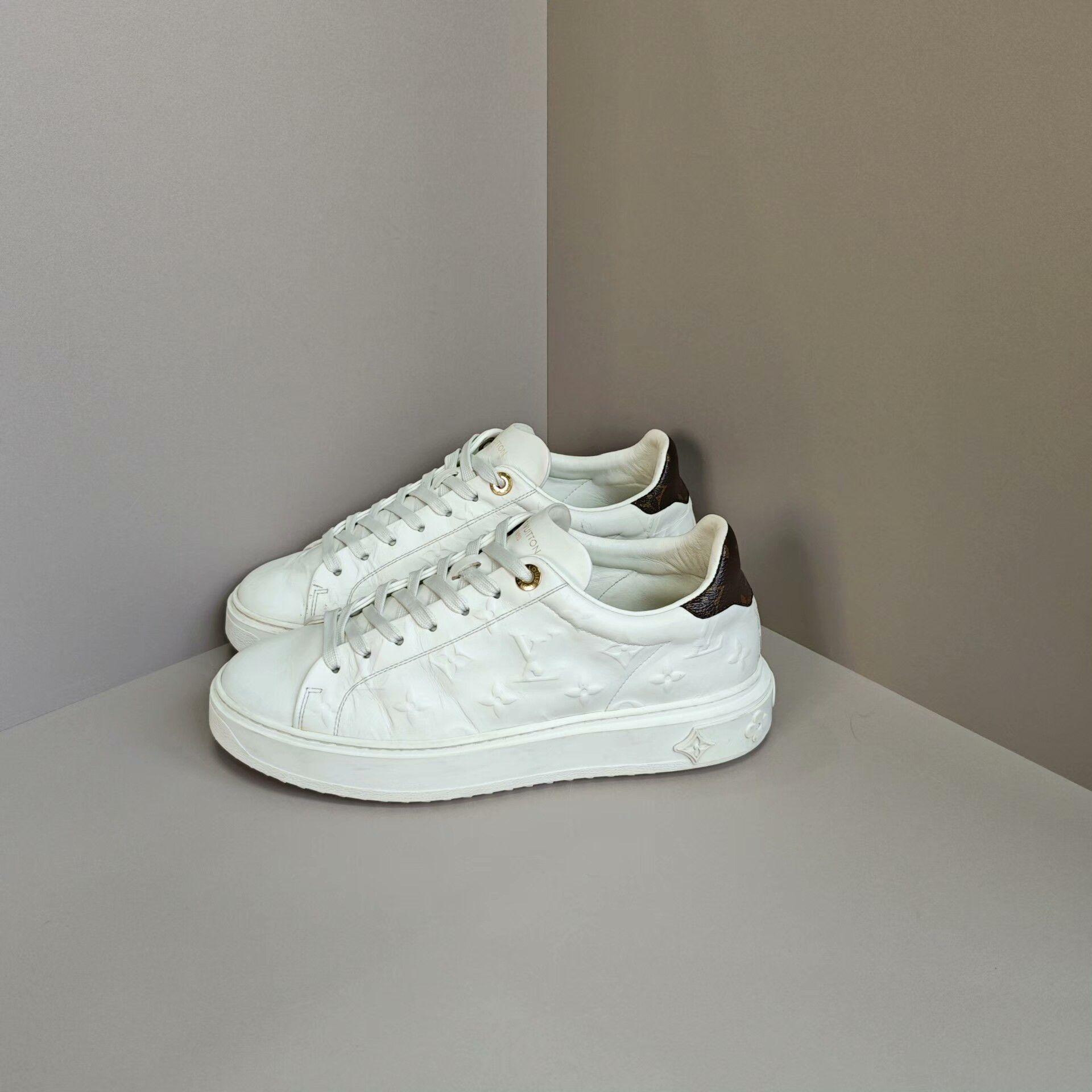 Louis Vuitton Louis Vuitton Lowtop Sneakers us_8 Women Size US 8 / IT 38 - 1 Thumbnail