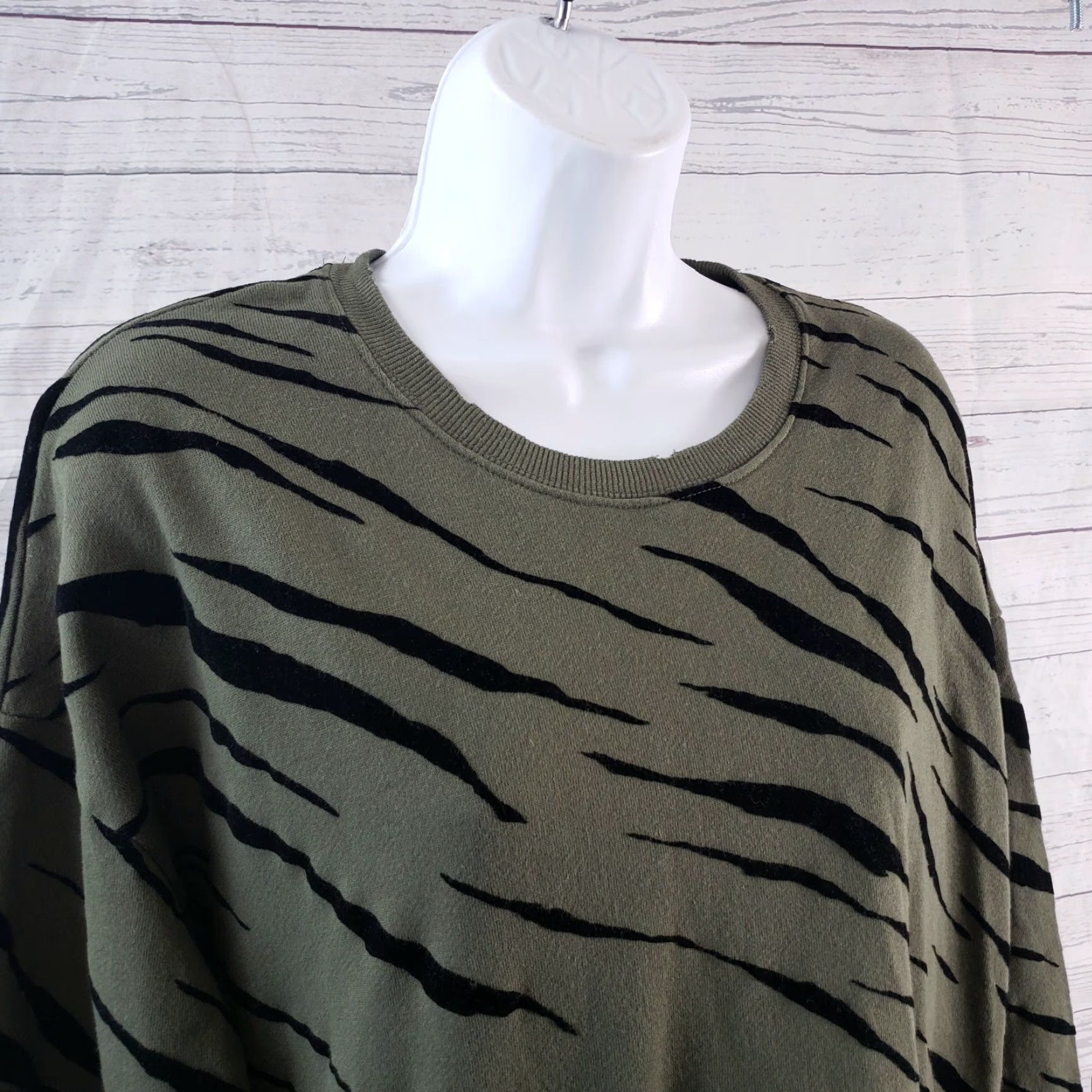 Rails Rails Womens Marlo Flocked Sweatshirt Sz Medium Green Tiger Print Cotton Blend Shirt Pullover Womens Size M Tiger Pattern Vintage No Size M / US 6-8 / IT 42-44 - 2 Thumbnail
