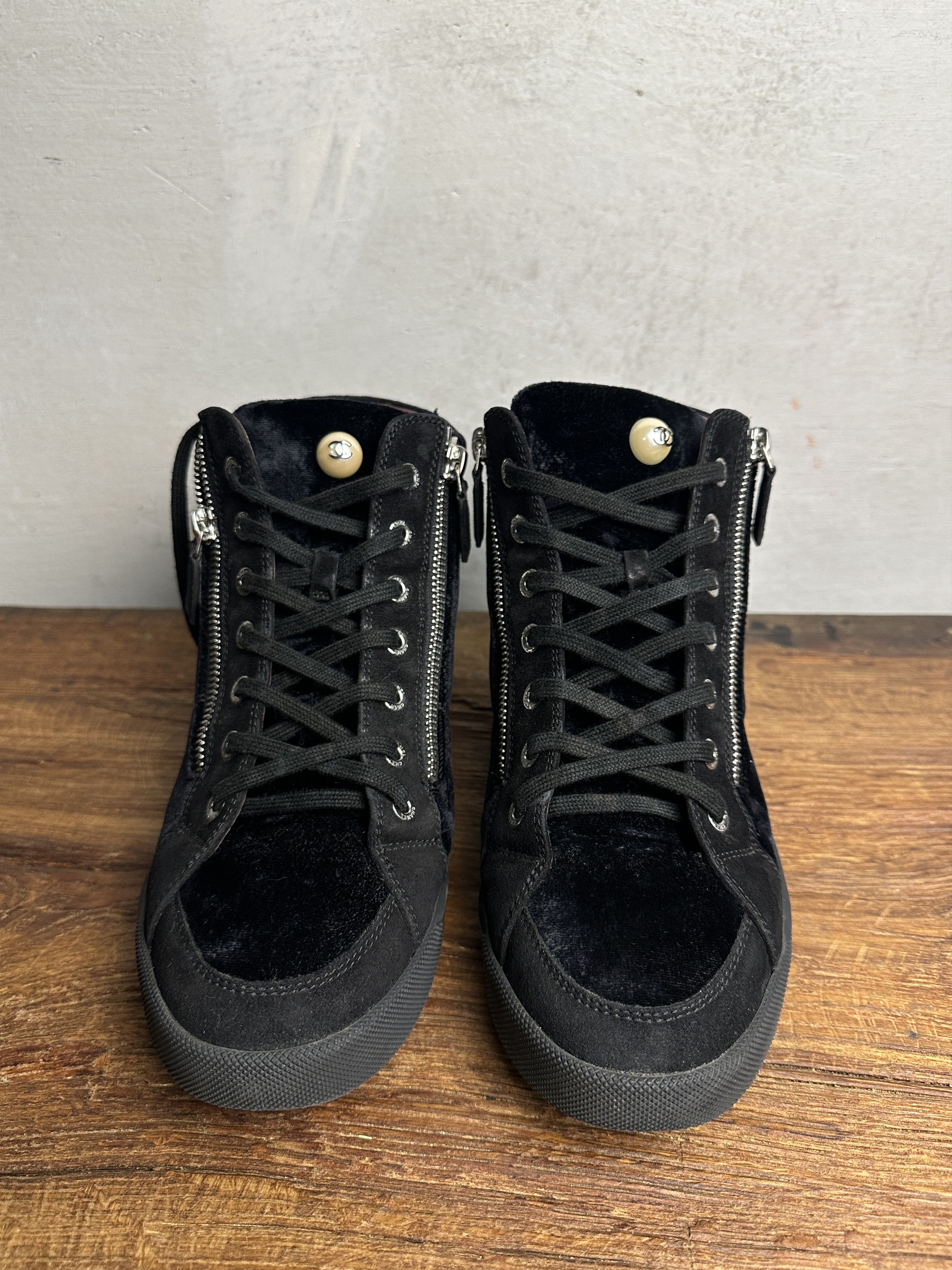 Chanel Chanel Velvet Pearl Logo Sneakers Size US 9 / IT 39 - 4 Thumbnail