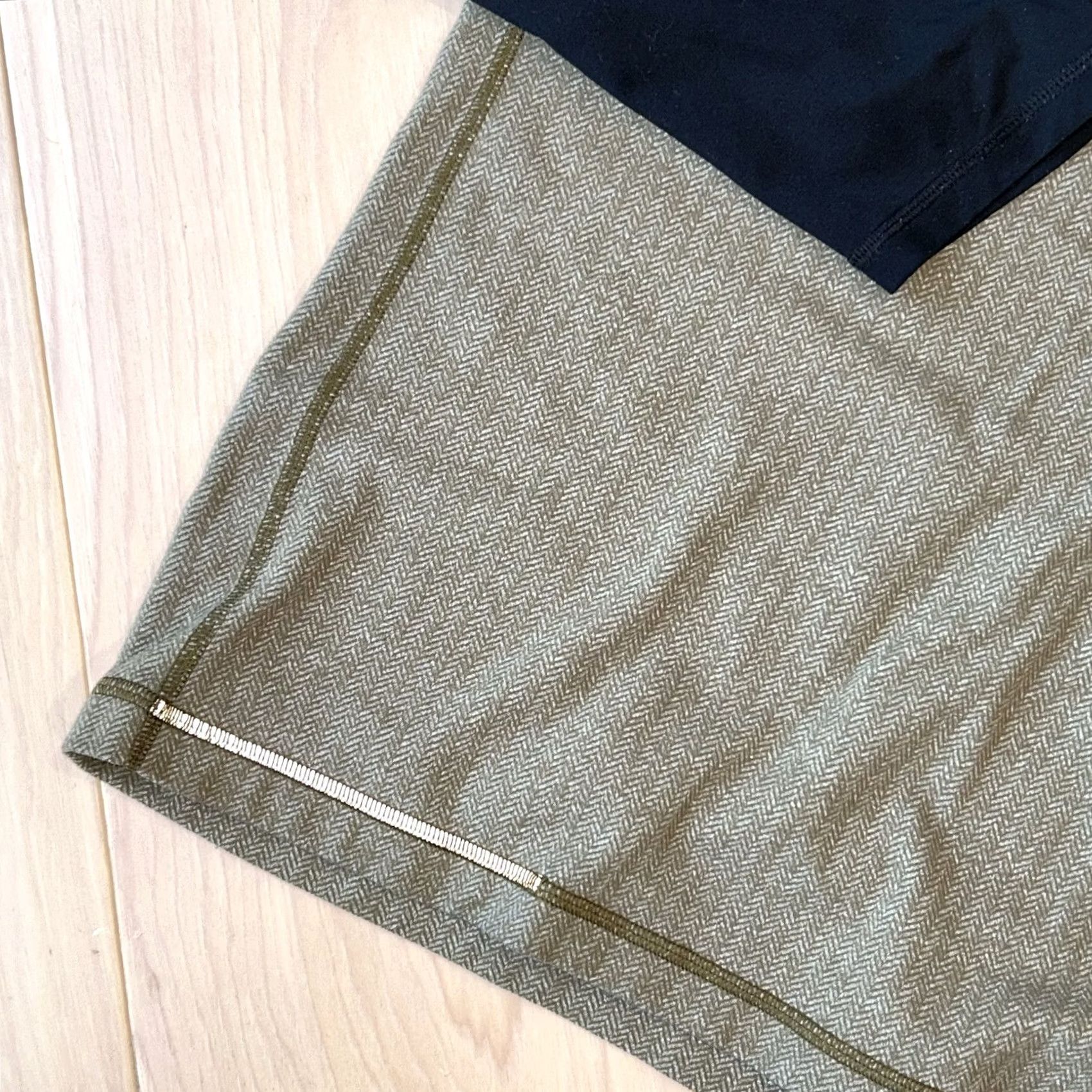 Lululemon VINTAGE Lululemon Surge Warm Crew Shirt Beige W/Black Sleeves Men M | Str Size US M / EU 48-50 / 2 - 3 Thumbnail