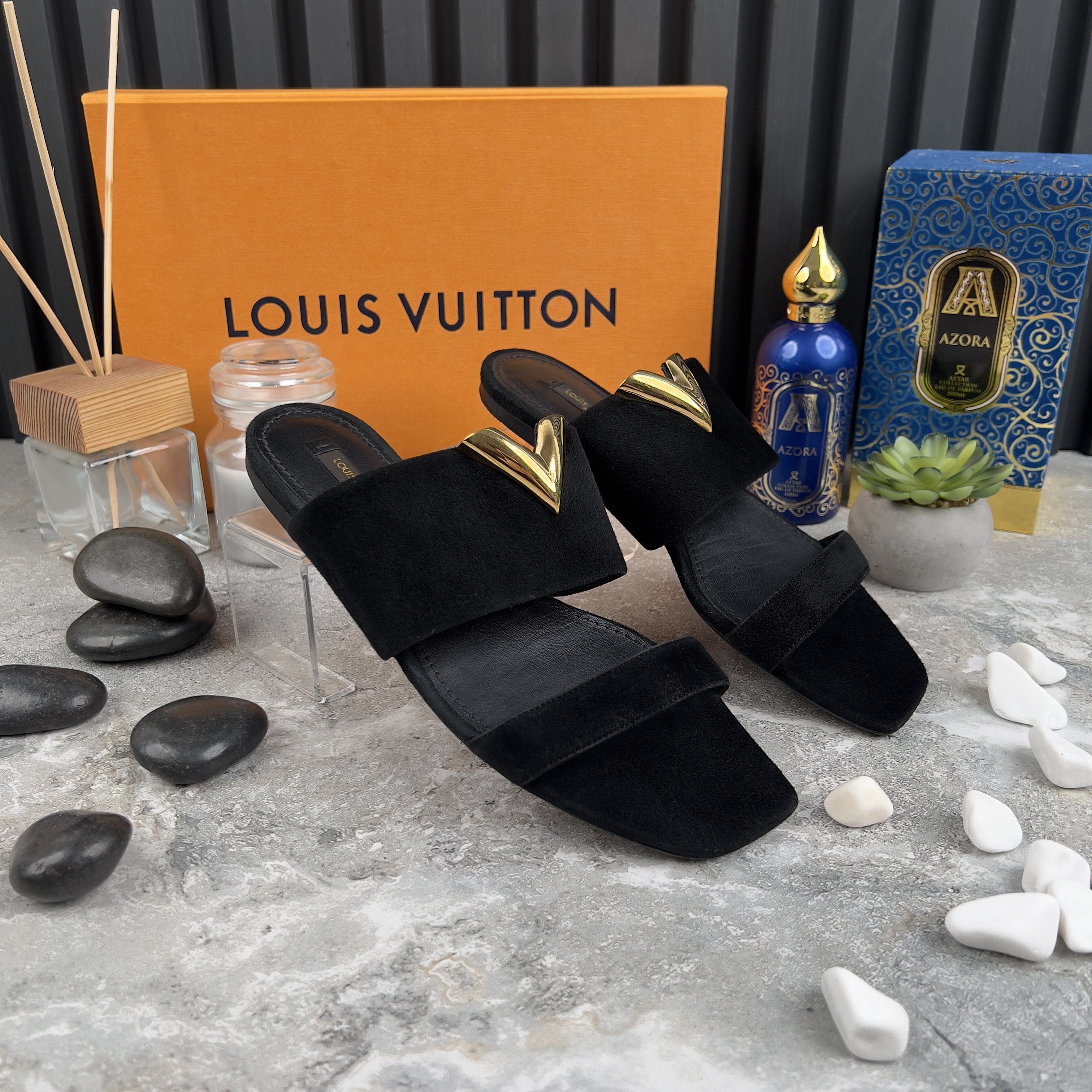 Louis Vuitton Louis Vuitton V Logo Slide Sandals Bayfront Flat Suede Size US 7.5 / IT 37.5 - 4 Thumbnail