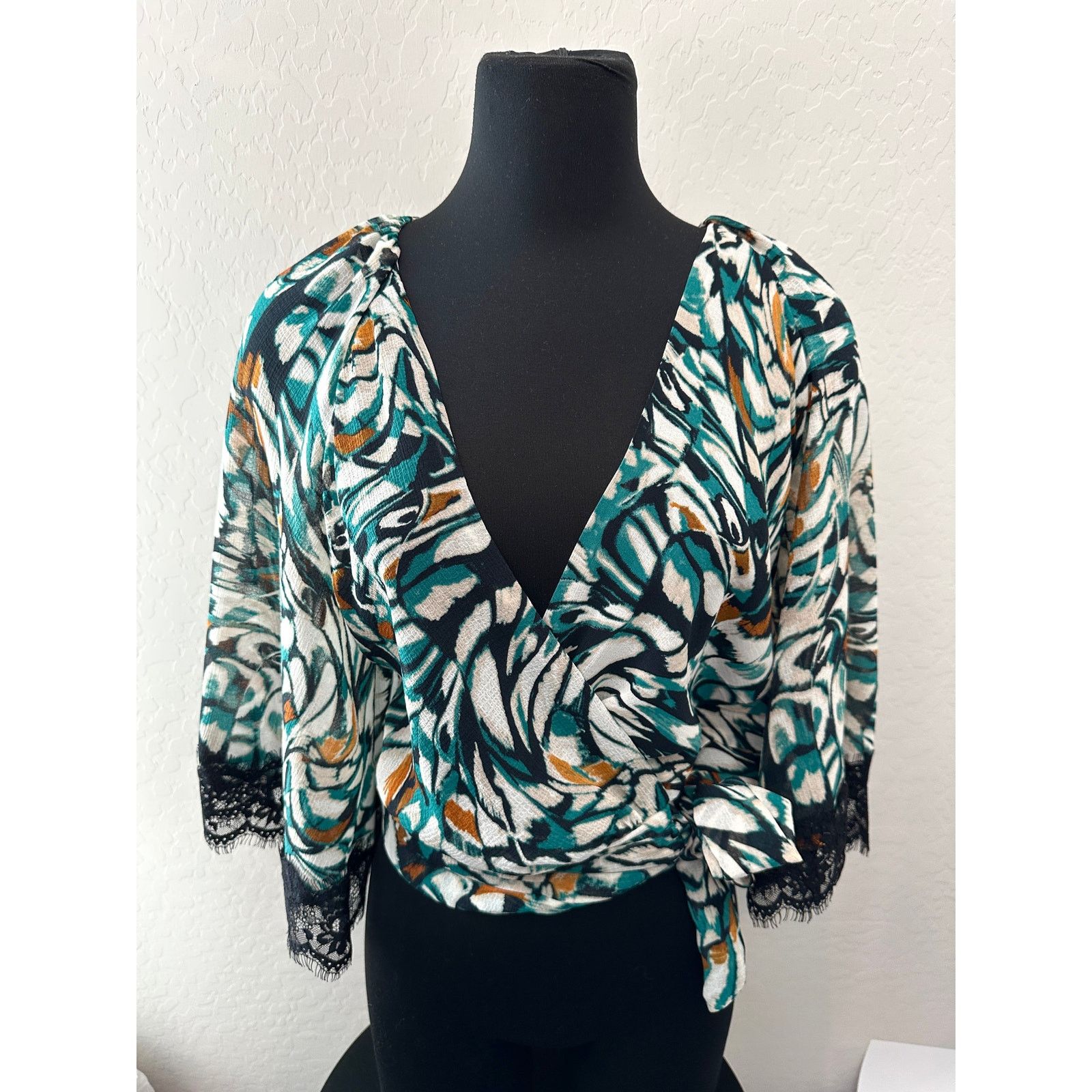 Anthropologie ANTHROPOLOGIE Black Teal Flutter Sleeve V-Neck Lace Trim Top Size S / US 4 / IT 40 - 2 Thumbnail