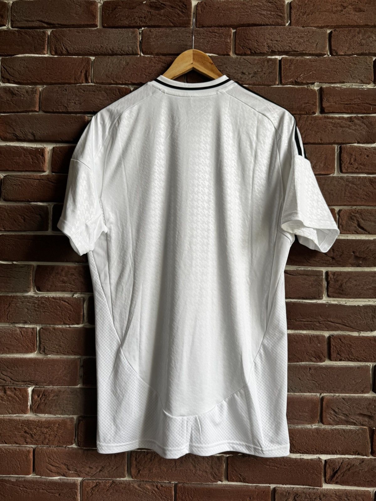 Other Adidas Real Madrid Football Jersey M Hype Soccer Grail Size US M / EU 48-50 / 2 - 2 Thumbnail