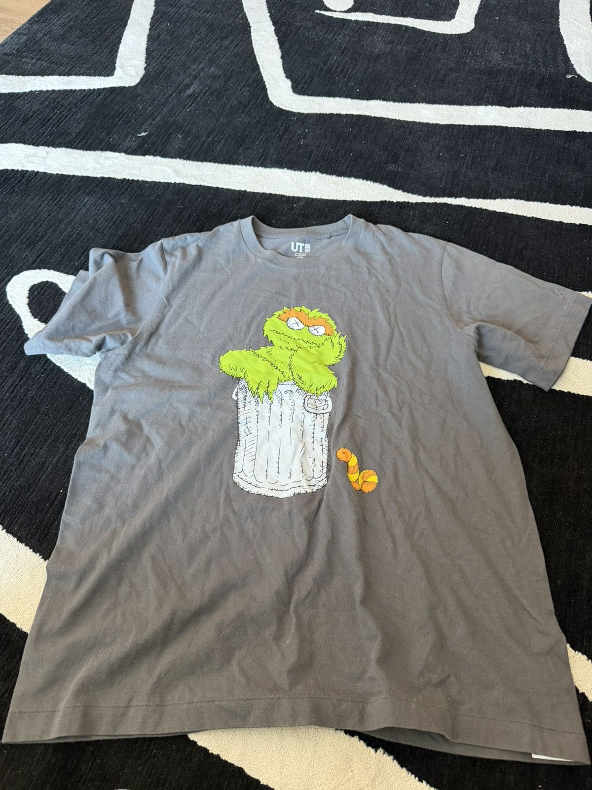 Kaws × Uniqlo Kaws x Uniqlo - Sesame Street - Size L Size US L / EU 52-54 / 3 - 1 Thumbnail