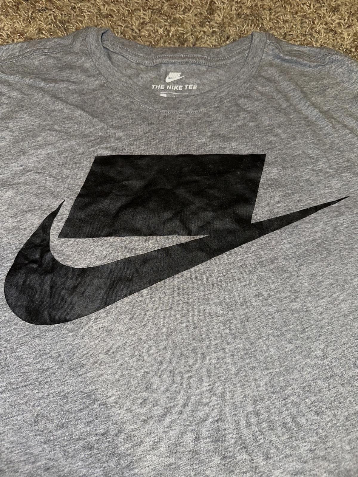 Nike Nike Sportswear Men’s Innovation Futura Blocked Logo Grey/Black T-Shirt Size US L / EU 52-54 / 3 - 3 Thumbnail