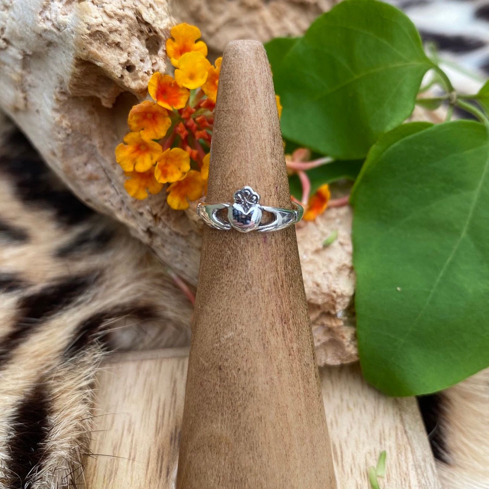 The Unbranded Brand Sterling Silver Claddagh Toe Ring Size ONE SIZE - 1 Thumbnail