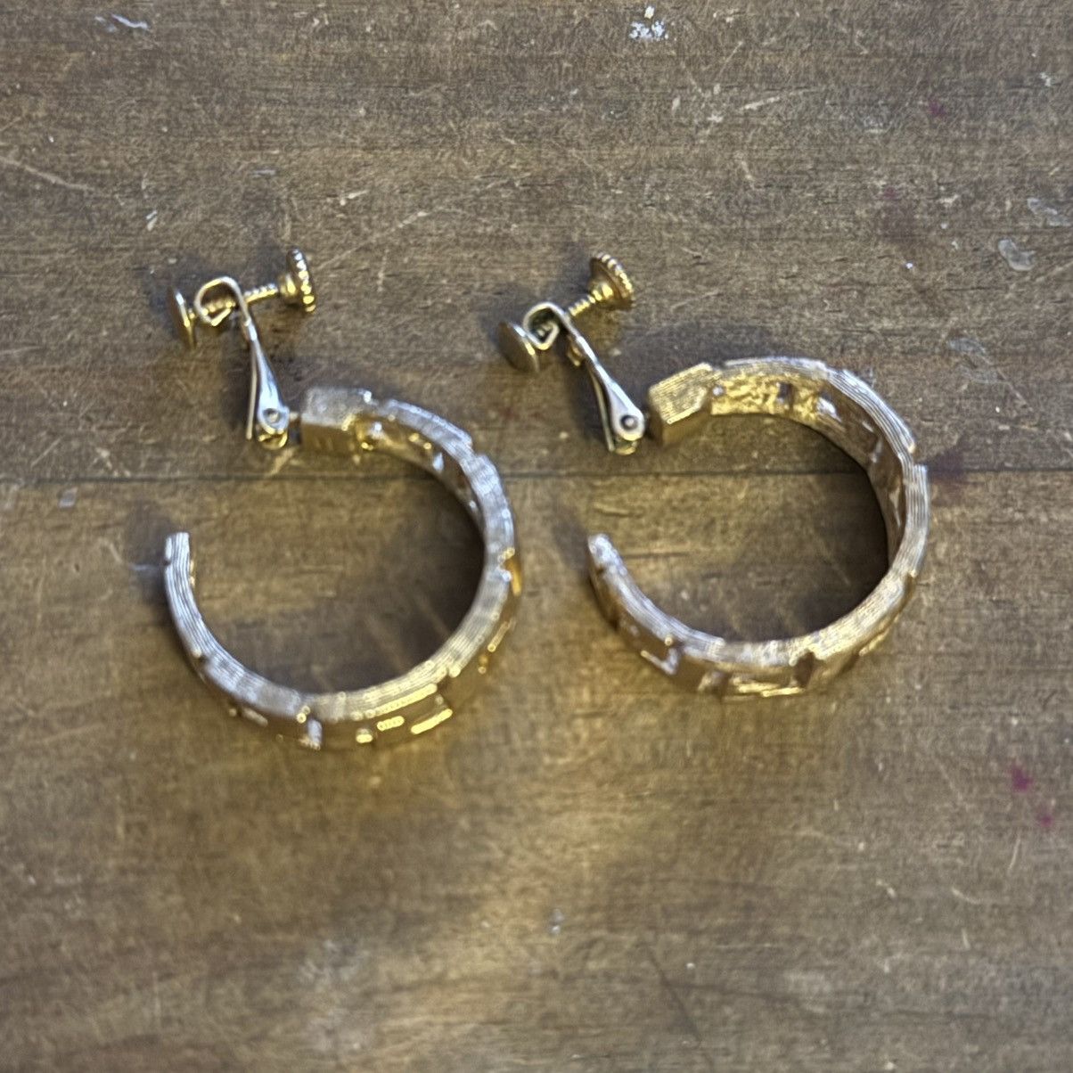 Vintage Vintage Napier gold tone Greek key screw back hoop earrings Size ONE SIZE - 2 Thumbnail