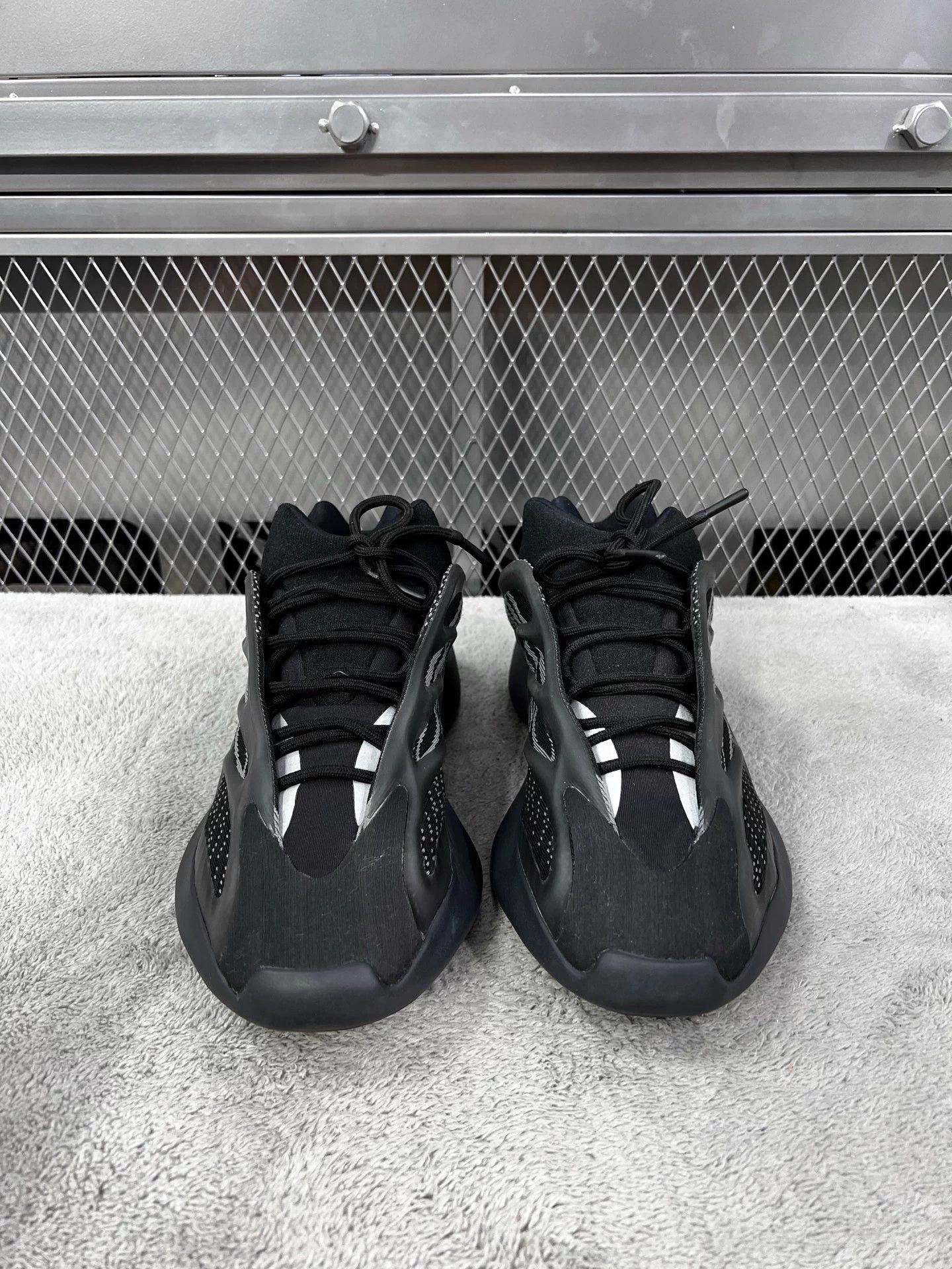 Adidas adidas Yeezy Boost 700 V3 Black Never Worn 44 Size US 11 / EU 44 - 2 Thumbnail