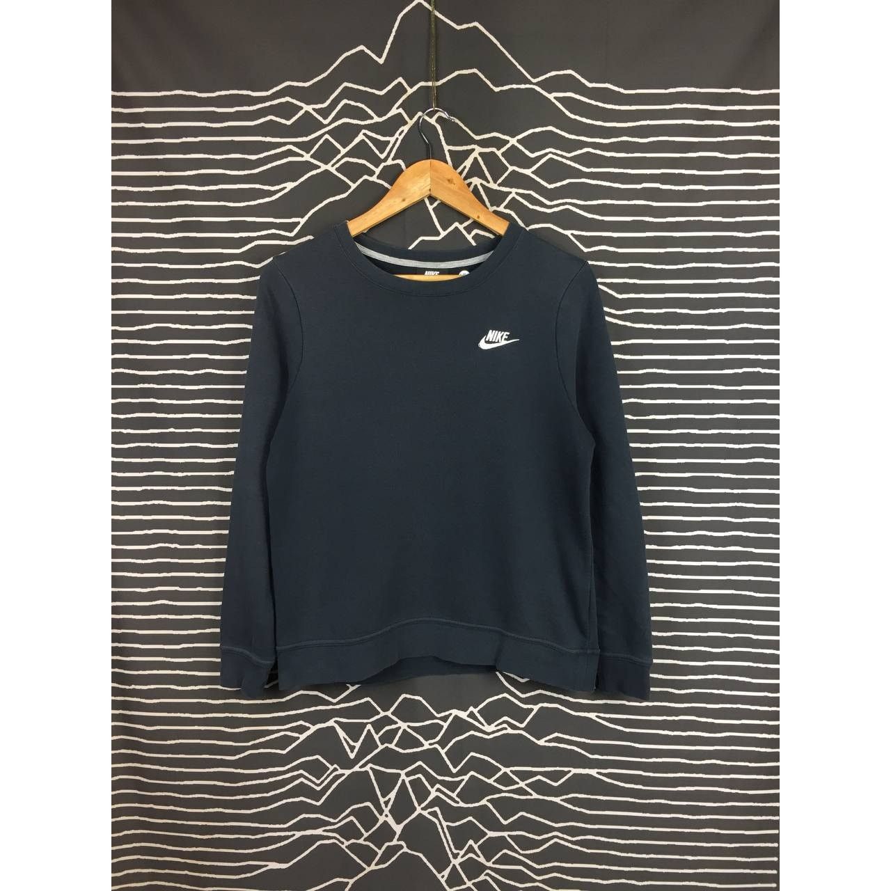 Nike Nike Embroidered Logo Essential Crewneck Sweatshirt Size US M / EU 48-50 / 2 - 2 Thumbnail