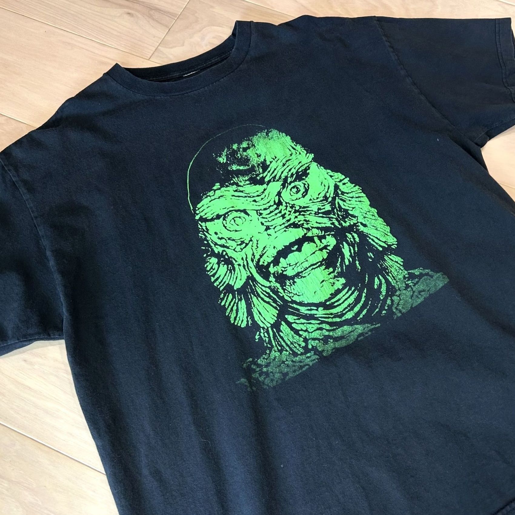 Vintage VINTAGE Creature Of The Black Lagoon Tee Black T-Shirt Short Sleeve XL Men Logo Graphic Print Tee Vault Black Lagoon Monster Swamp 90s Mens Size US XL / EU 56 / 4 - 3 Thumbnail