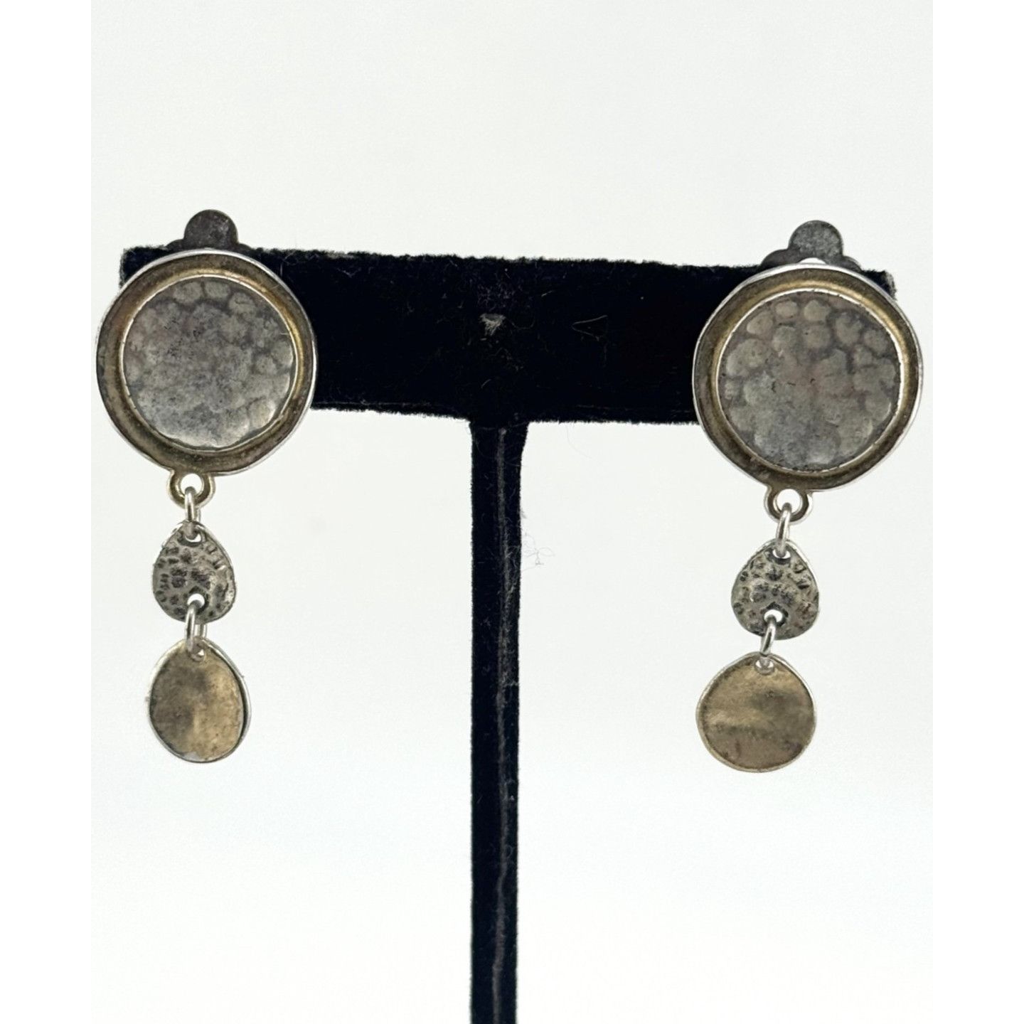Vintage Vintage two tone hammered dangle clip on earrings Size ONE SIZE - 1 Thumbnail