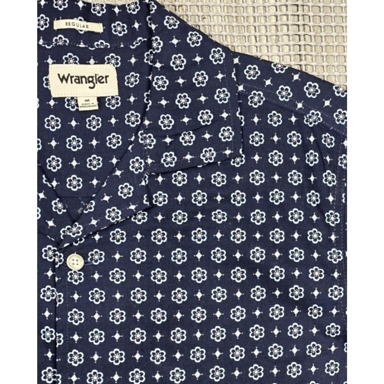 Wrangler VINTAGE Wrangler Resort Shirt Mens M Geometric Hawaiian Camp Blue Cotton Short Sleeve Button-Up Decade: 90s? (But do not add decade) Size US M / EU 48-50 / 2 - 4 Thumbnail