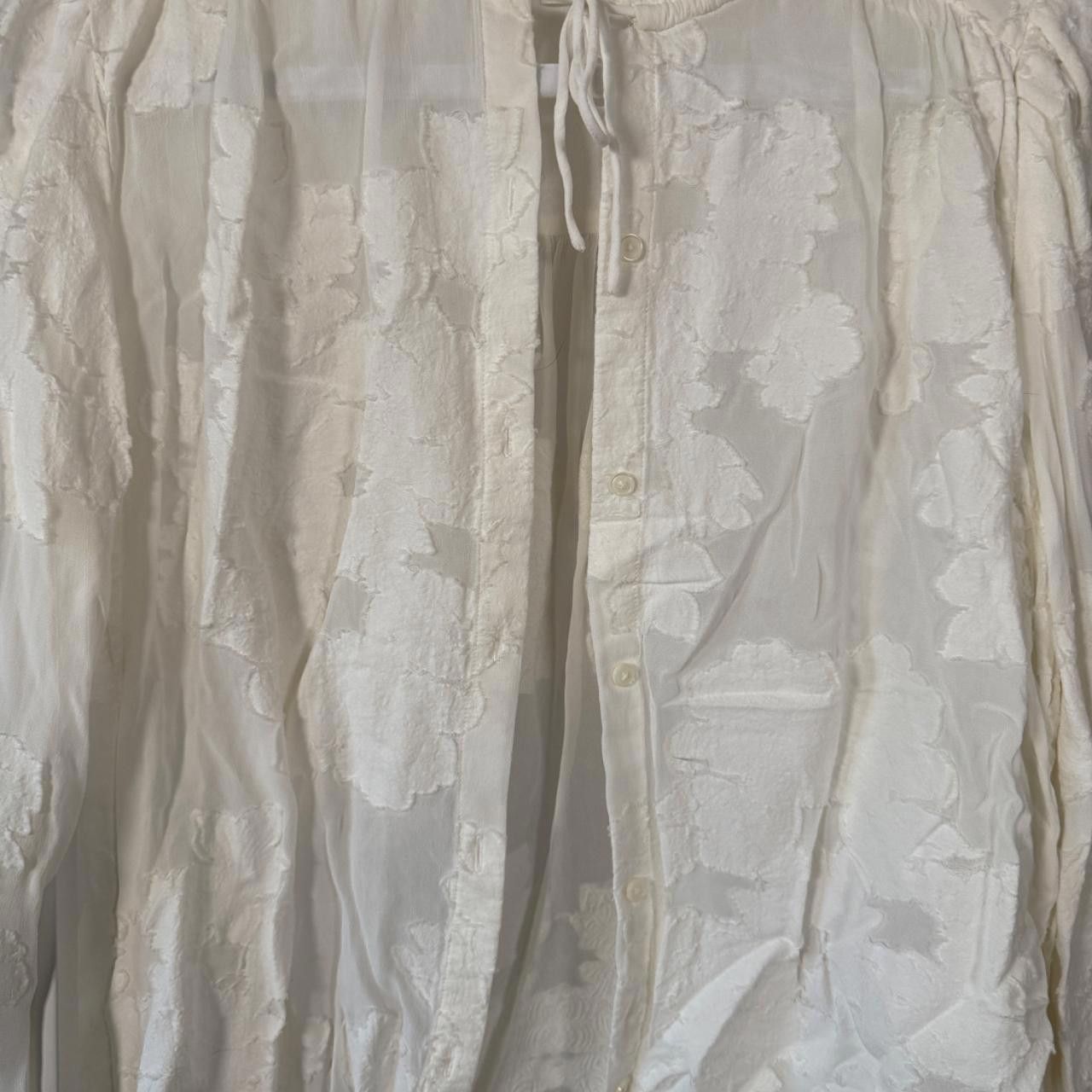 Aritzia white floral button up🤍 Size S / US 4 / IT 40 - 4 Thumbnail