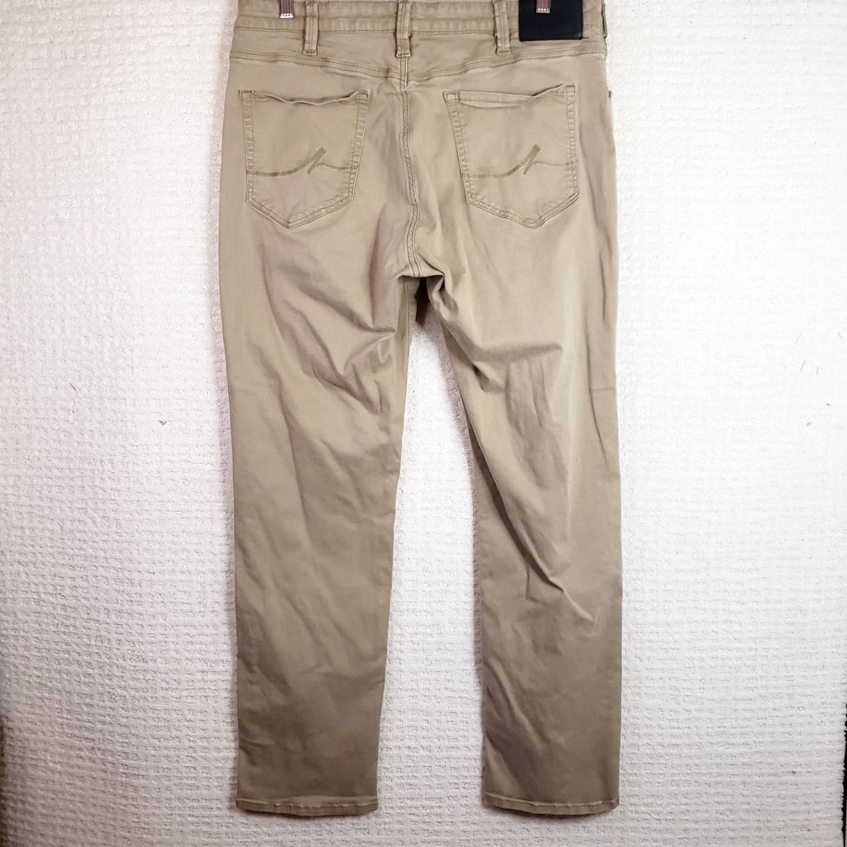 Vintage 34 Heritage Charisma Pants Mens 38x32 Beige Chino 5-Pocket Mid Rise Straight Front Jeans Style Logo Buttons Belt Loops Casual Comfort Vintage No N/A Size US 38 / EU 54 - 6 Thumbnail