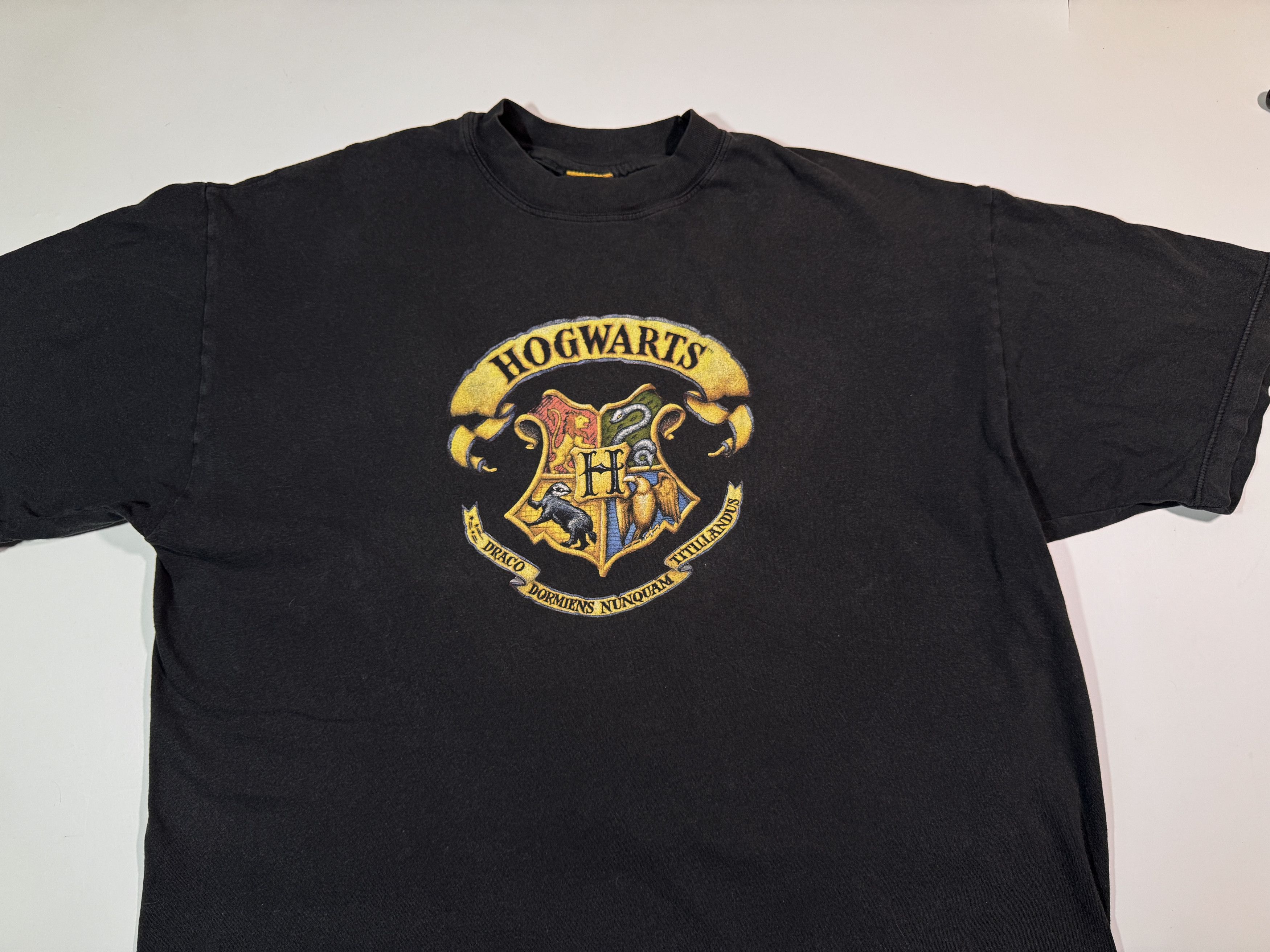Warner Bros Vintage 2001 Hogwarts Harry Potter Official T-shirt Size US XL / EU 56 / 4 - 2 Thumbnail