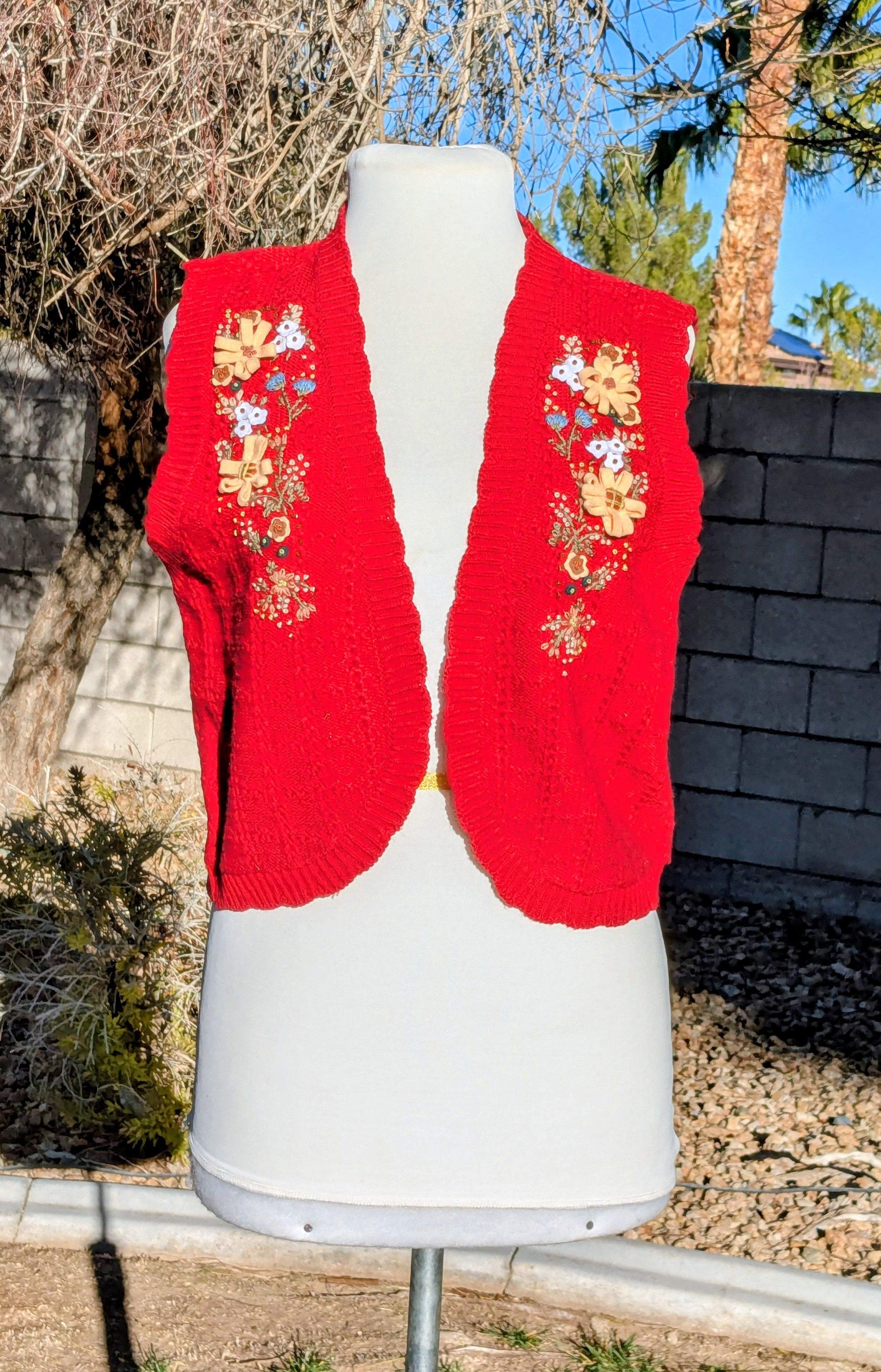 Vintage Floral Embroidered Vintage Petite Japanese Knit Sweater Vest Size S / US 4 / IT 40 - 1 Thumbnail