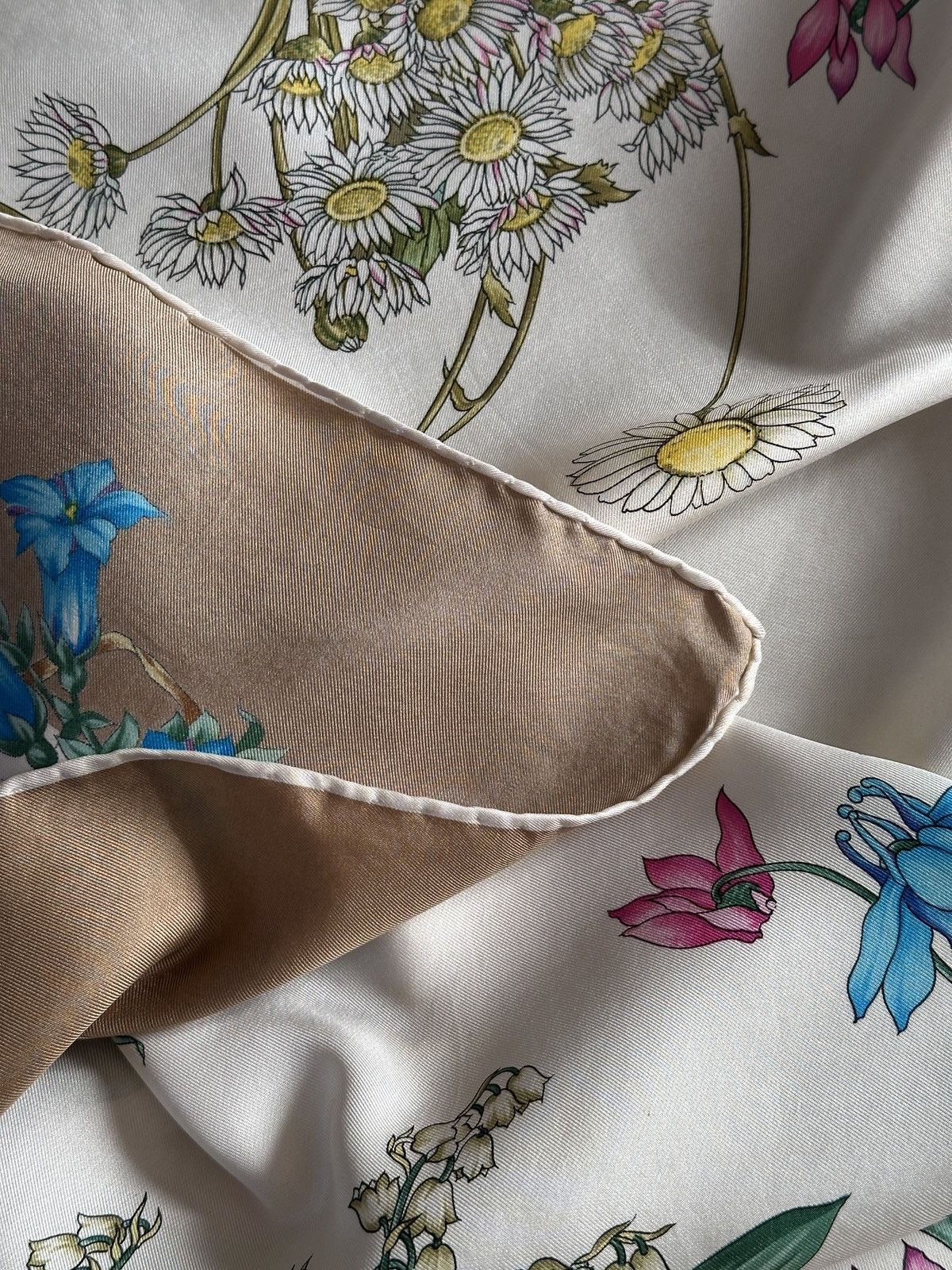 Gucci Vintage GUCCI Light Brown Floral Print Silk Scarf Size ONE SIZE - 5 Thumbnail