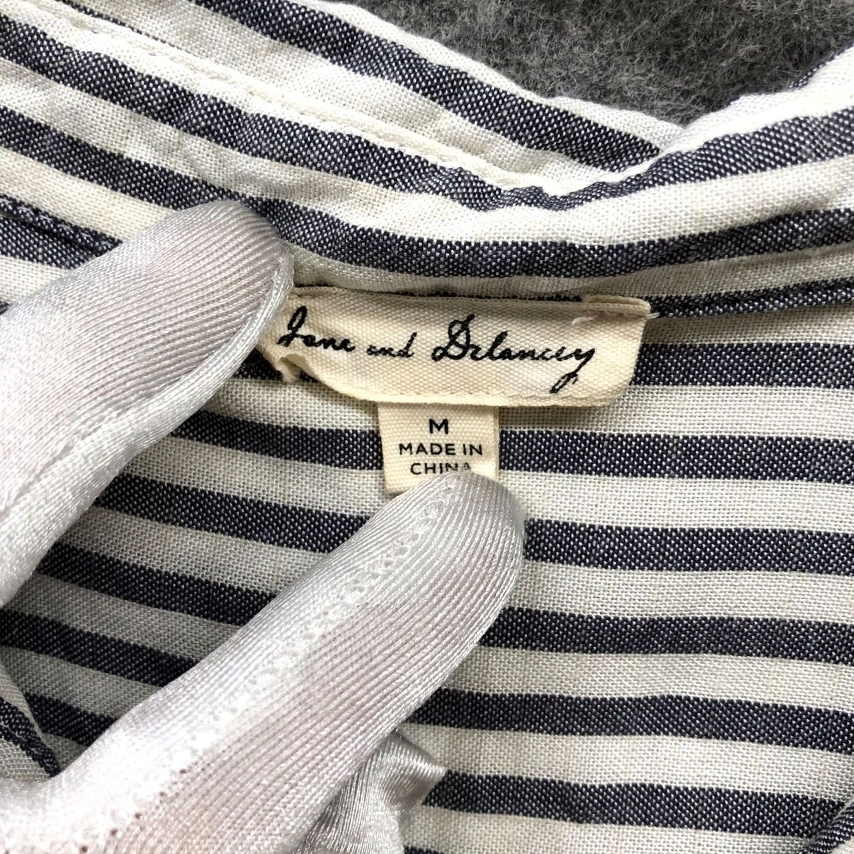 Vintage Jane & Delancey Button Down Shirt Womens M Rayon Gray White Striped Roll Tab Shirt Size M / US 6-8 / IT 42-44 - 6 Thumbnail