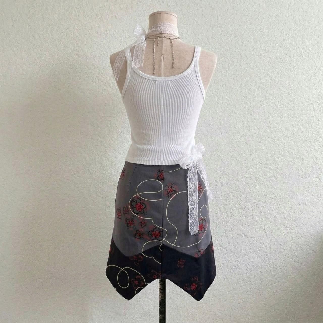 Vintage Y2K mini grey skirt, abstract, NWT, Avispada, funky, euro Size 27" / US 4 / IT 40 - 2 Thumbnail