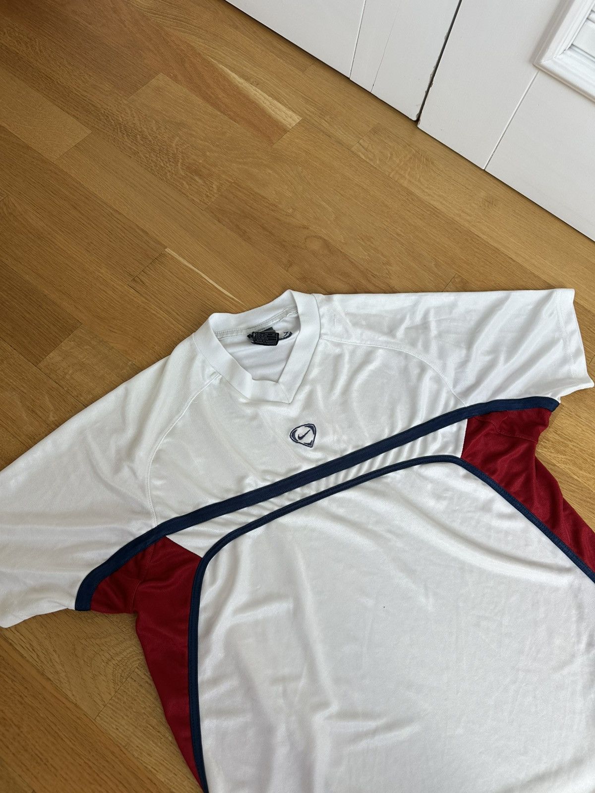 Nike Vintage Nike T-shirt Centre Logo White Size US L / EU 52-54 / 3 - 5 Thumbnail