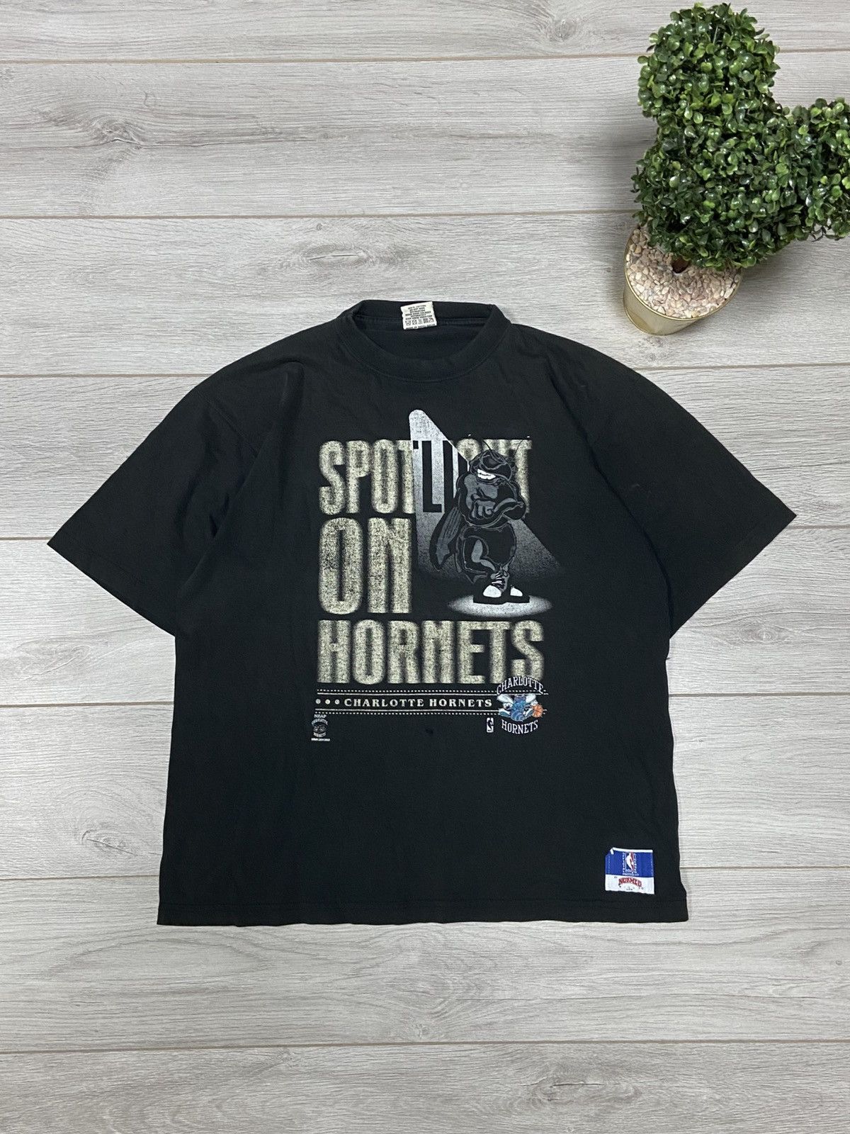 Charlotte Hornets 🐝 vintage spotlight Nutmeg faded t-shirt