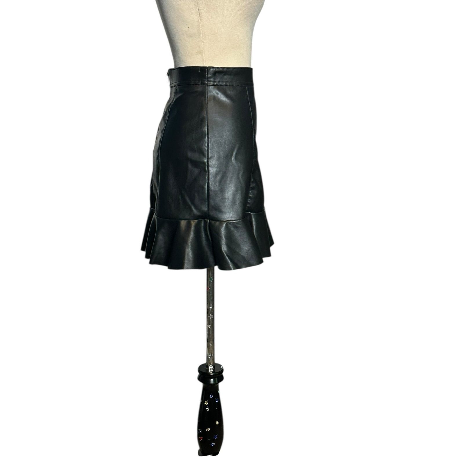 H&M H&M black vegan leather mini skirt size 0 Size 25" / US 0 / IT 36 - 9 Thumbnail