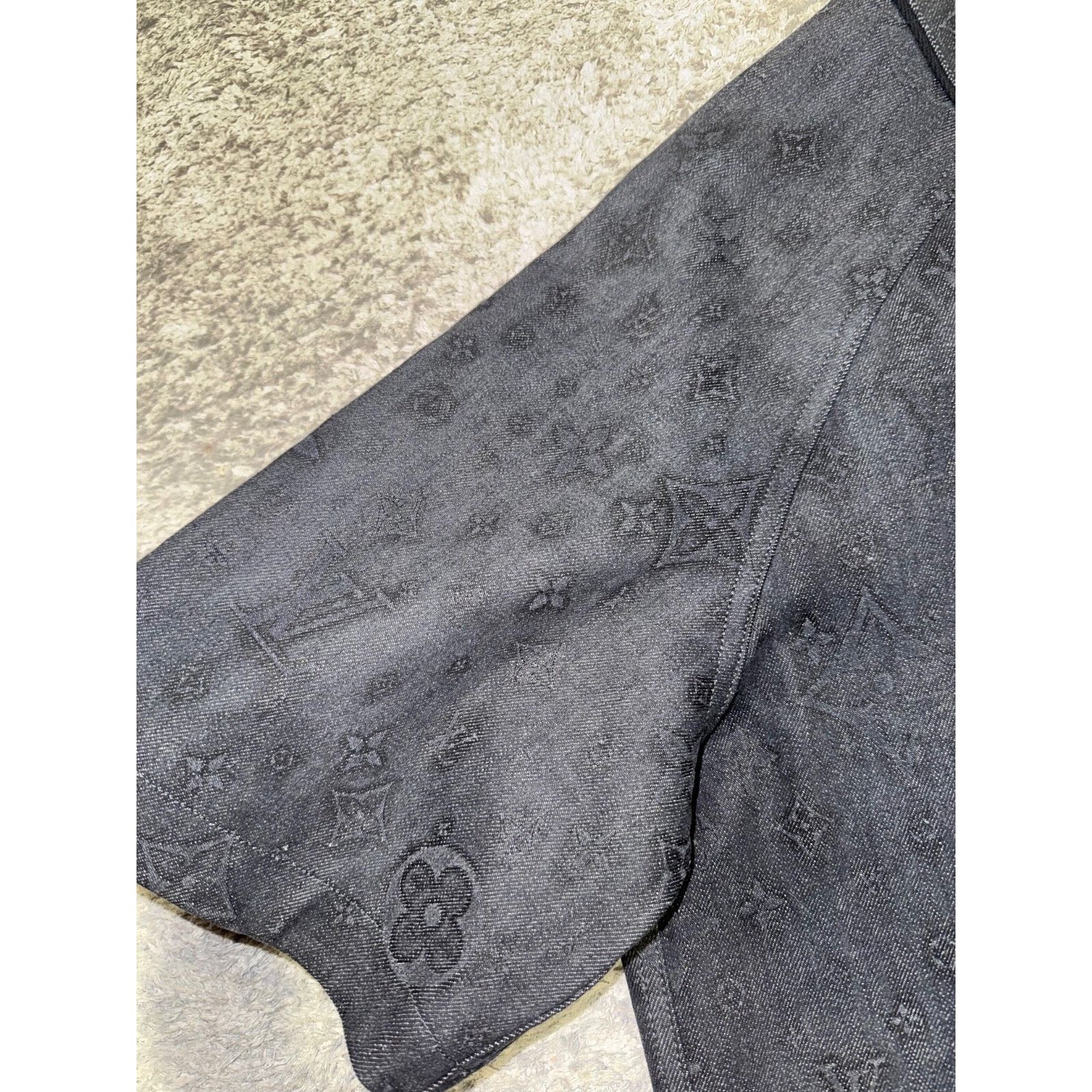 Louis Vuitton Louis Vuitton Black Embossed Monogram Logo Baseball Shirt Size US L / EU 52-54 / 3 - 19 Thumbnail