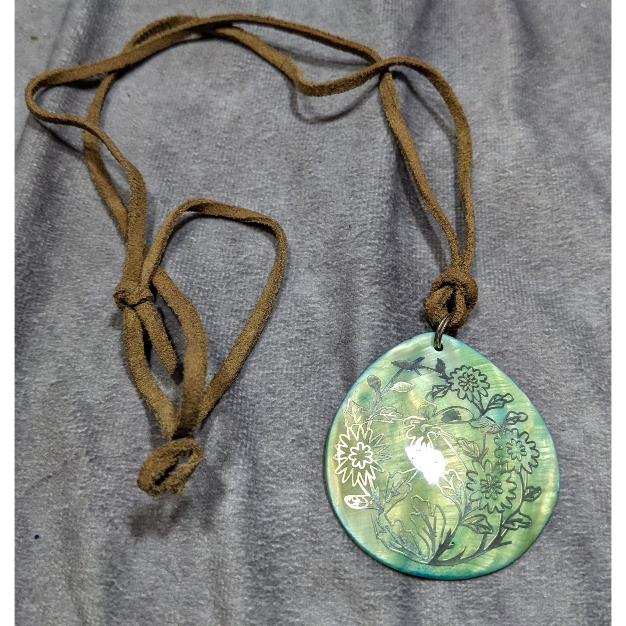Handmade Handmade Floral Shell Pendant Necklace With Suede Cord Size ONE SIZE - 4 Thumbnail