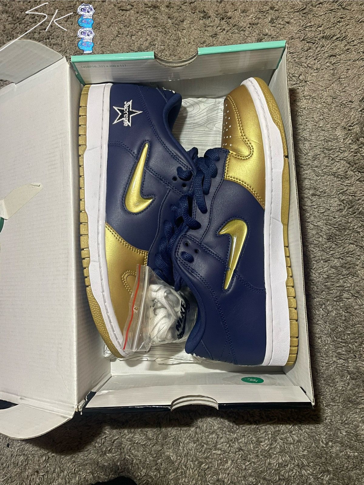 スニーカー Nike SB Dunk Low Supreme Jewel Swoosh Gold These SB Dunks are a Bargain! | Supreme x Nike SB Dunk Low