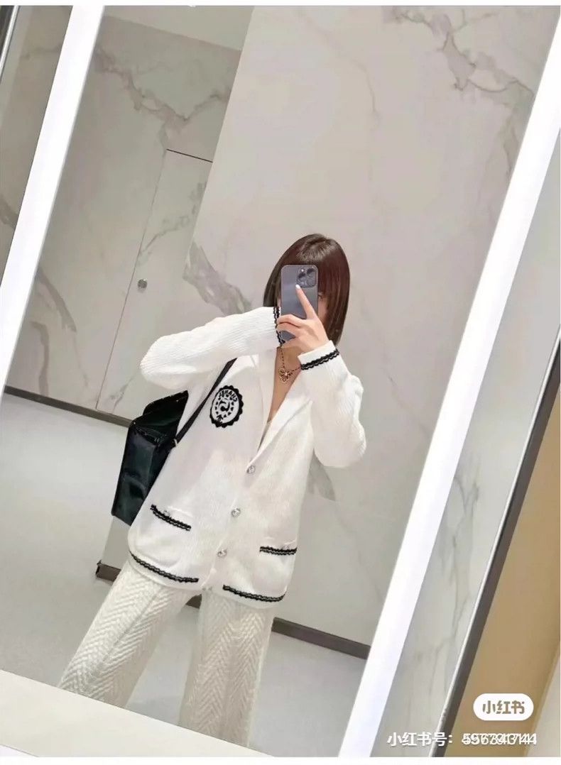 Chanel Chanel 23C white badge embroidered No. 5 sequin cardigan c Size XS / US 0-2 / IT 36-38 - 7 Thumbnail