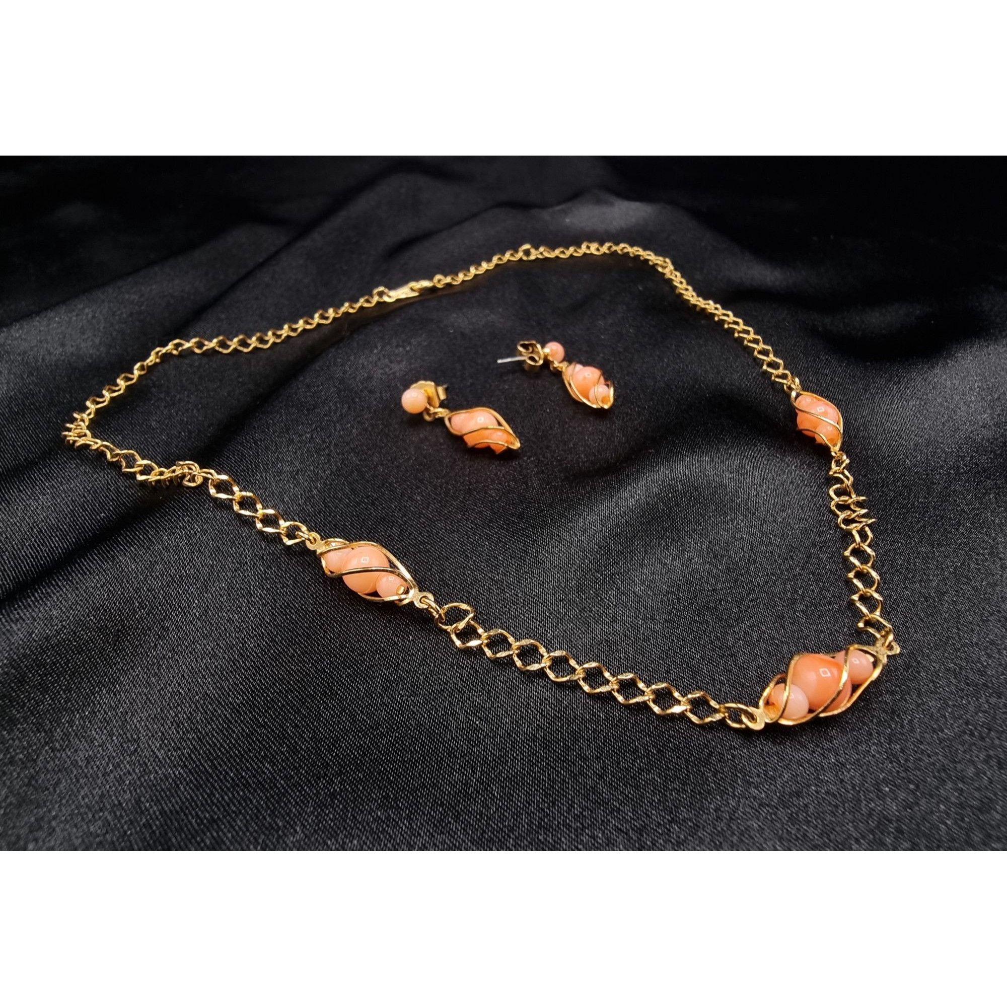 Vintage Vintage AVON 1990s Gold Tone Chain Necklace & Earrings Set W Size ONE SIZE - 1 Thumbnail