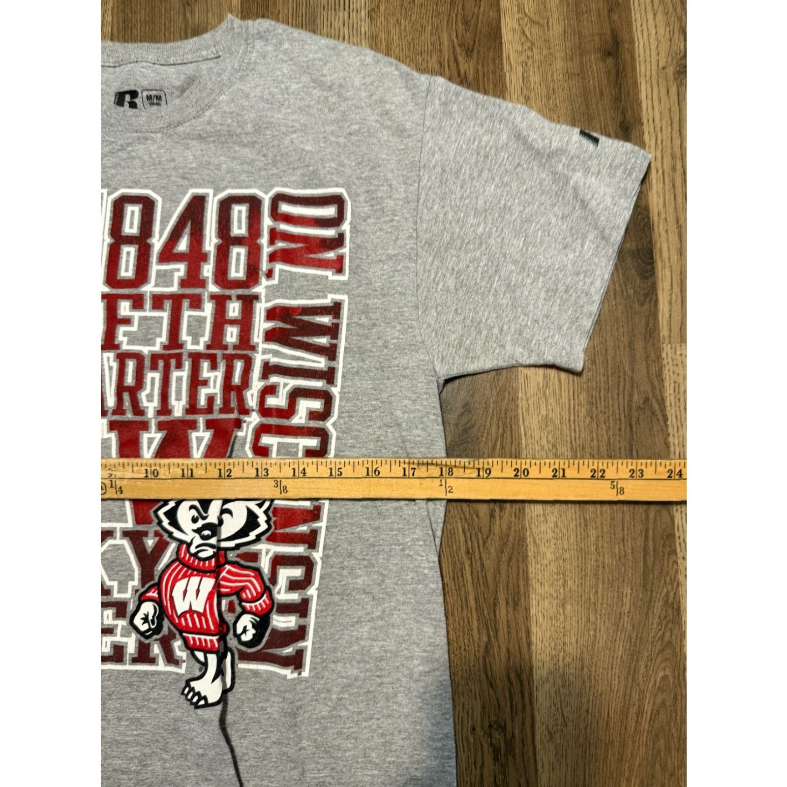 Vintage VINTAGE? Russell Shirts Men's Medium Gray Short Sleeve Crew Neck Wisconsin Badgers Shirt Size US M / EU 48-50 / 2 - 7 Thumbnail
