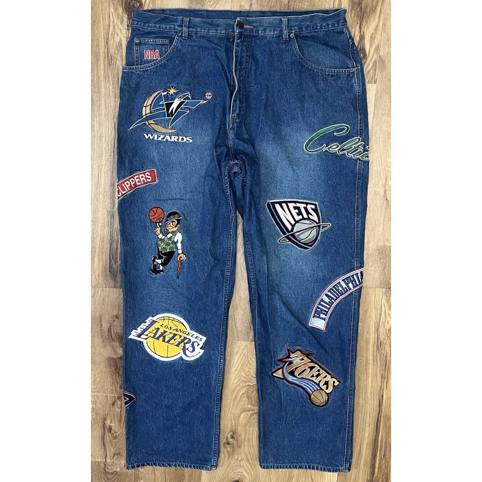 NBA VINTAGE UNK NBA TEAMS JEANS SIZE 40x34 BASKETBALL EMBROIDERED PATCHES BAGGY Y2K Size US 40 / EU 56 - 2 Thumbnail