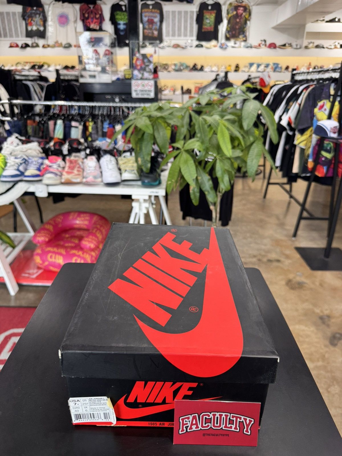 Jordan Brand Air Jordan 1 Shadow Size 7Y (2018) Size US 7 / EU 40 - 12 Thumbnail