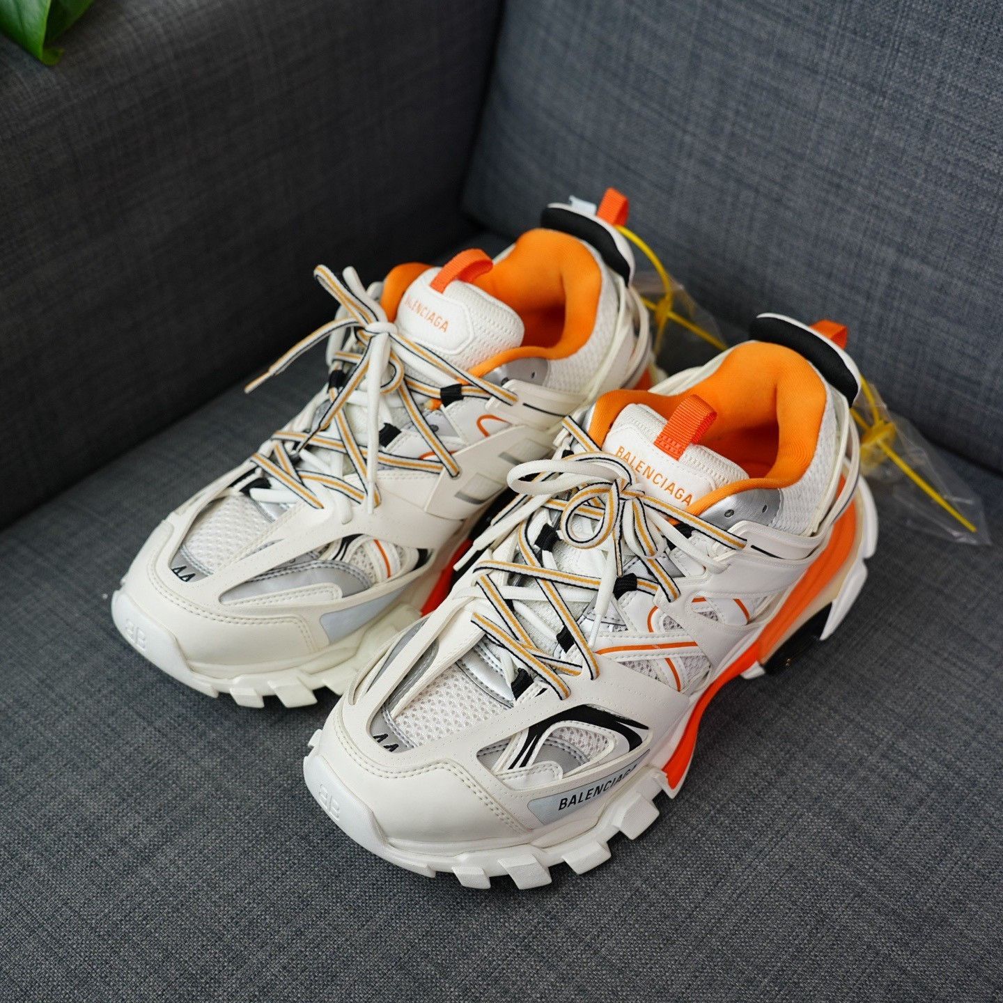 Balenciaga Balenciaga White Lowtop Sneakers 11 Men Size US 11 / EU 44 - 1 Thumbnail