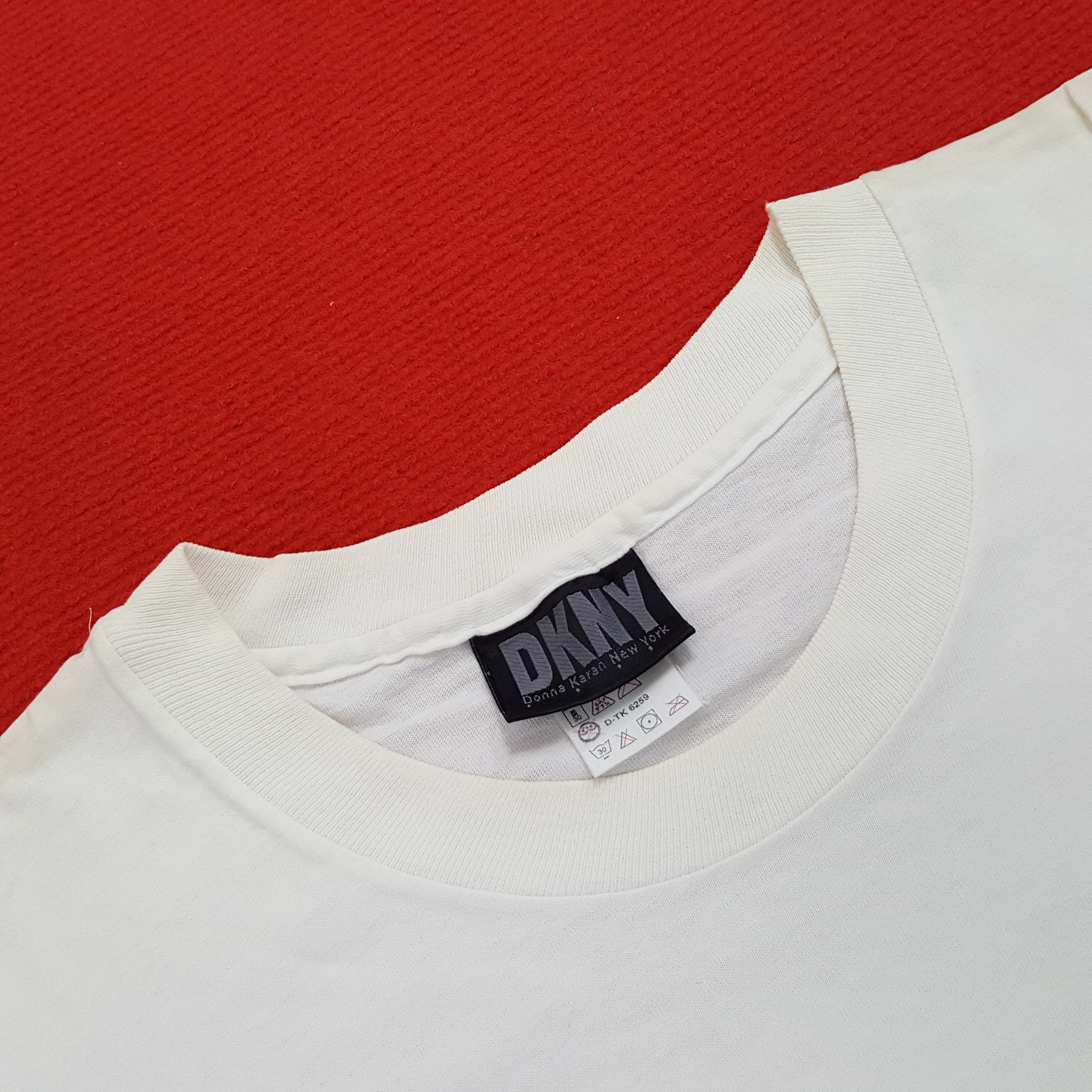 DKNY × Vintage DKNY Center Design Streetwear Style Tshirt Size US L / EU 52-54 / 3 - 5 Thumbnail