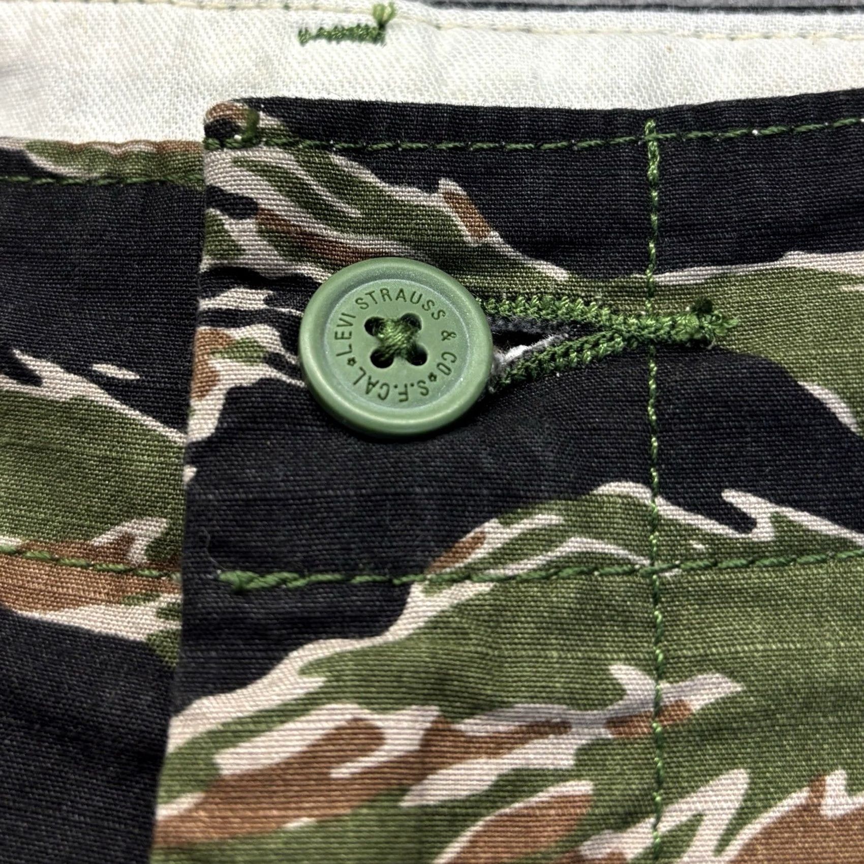 Levi's Levi's Lo Ball Cargo Trousers W32 L29.5 in Green Camo Slim Men Regular 32" Waist Cotton Blend Zip Fly Pocketed Slim Fit Mens Size US 32 / EU 48 - 4 Thumbnail