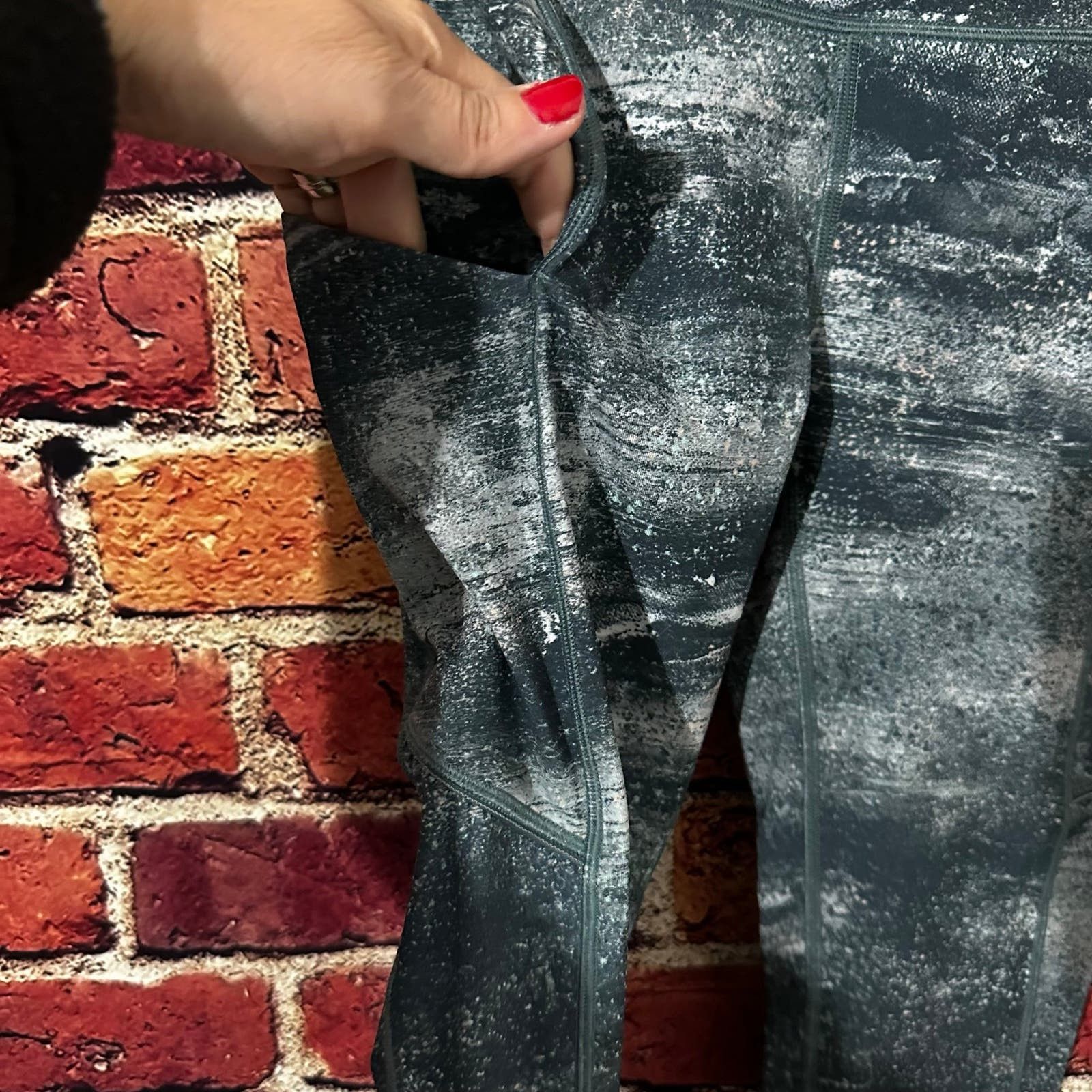 Lululemon lulu leggings size 2 Size 26" / US 2 / IT 38 - 4 Thumbnail