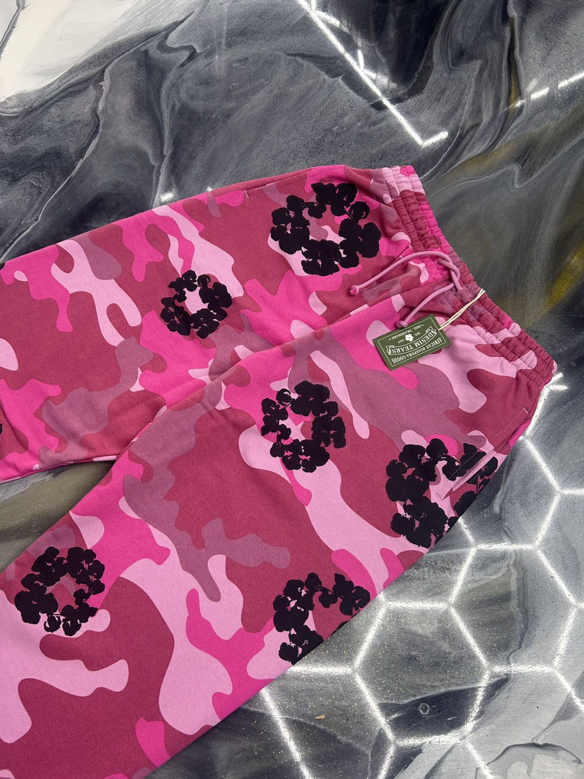 DENIM TEARS Denim Tears Pink Camo Cotton Wreath Sweatpants Size M Size US 32 / EU 48 - 7 Thumbnail