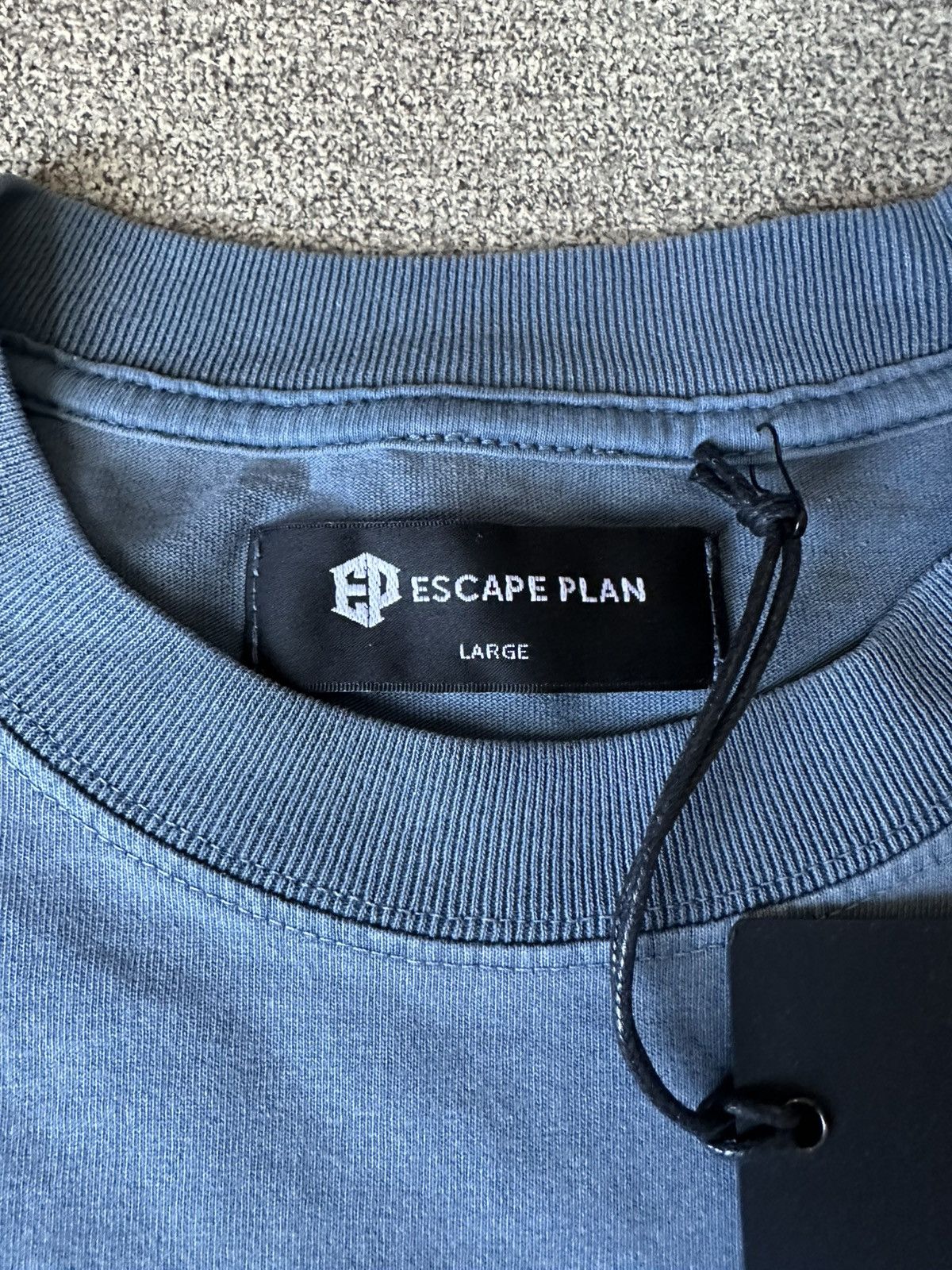 Other Escape plan t-shirt Size US L / EU 52-54 / 3 - 3 Thumbnail