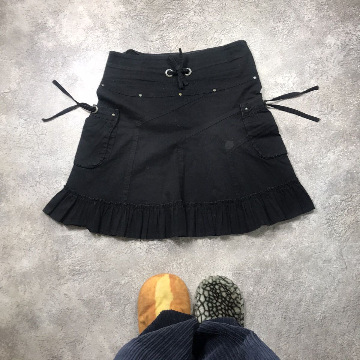 Vintage Y2K Black Pleated Mini Skirt Ruffled Hem Streetwear Slim 33 Size 33" - 1 Thumbnail