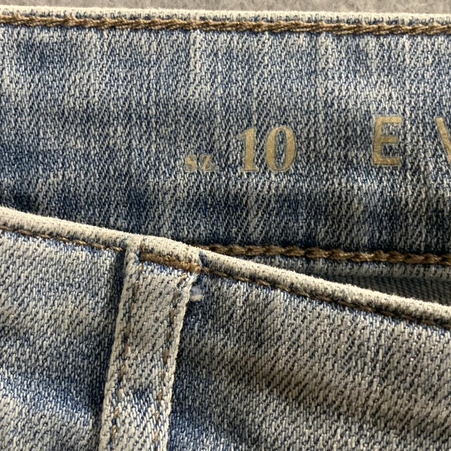 Vintage WHBM Jeans Woman 10 Everyday Soft Girlfriend Mid Rise Distressed Ankle Blue Mens Womens? Size 32" / US 10 / IT 46 - 6 Thumbnail