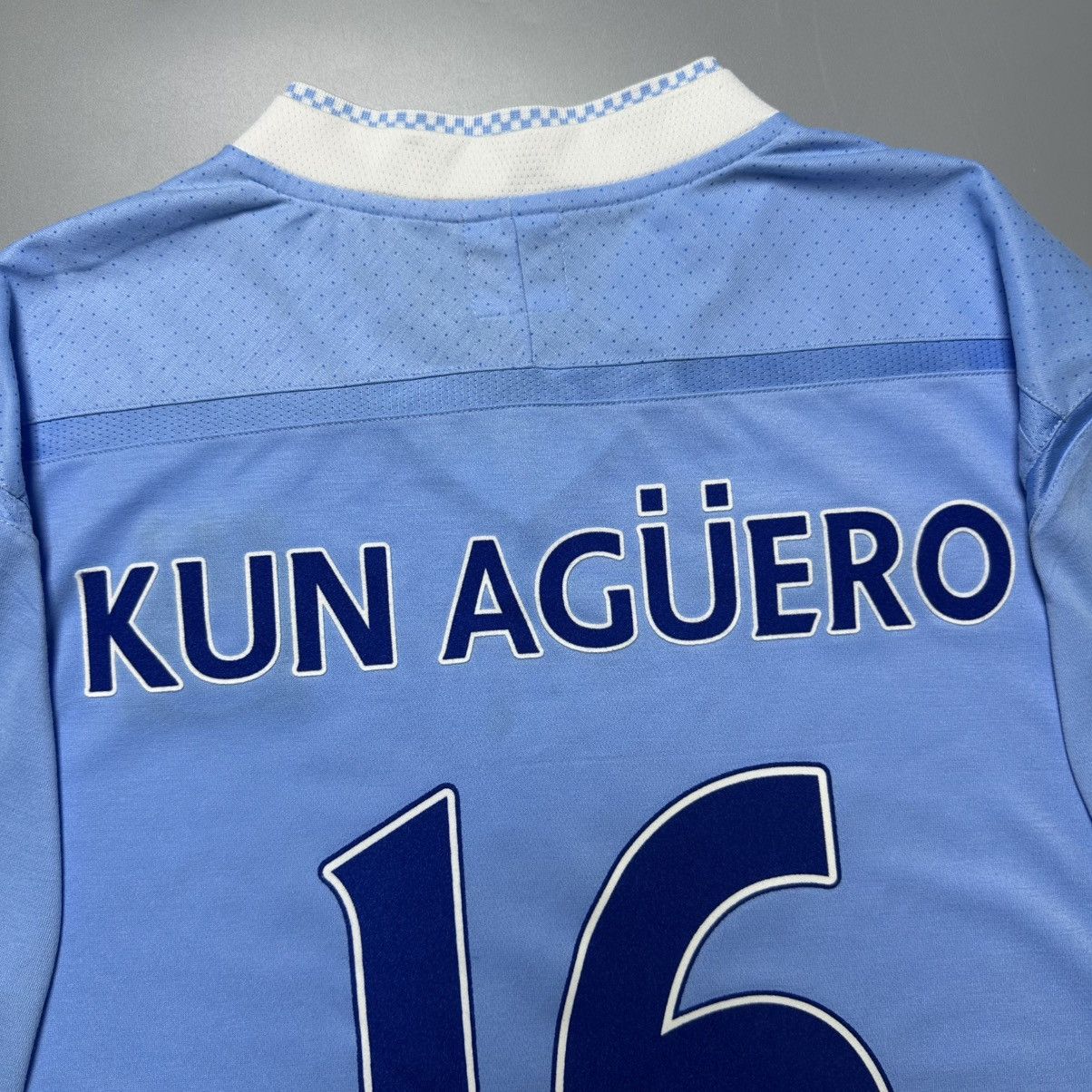 Umbro MAN CITY UMBRO 2011/2012 FOOTBALL HOME JERSEY #16 AGUERO Size US XL / EU 56 / 4 - 11 Thumbnail
