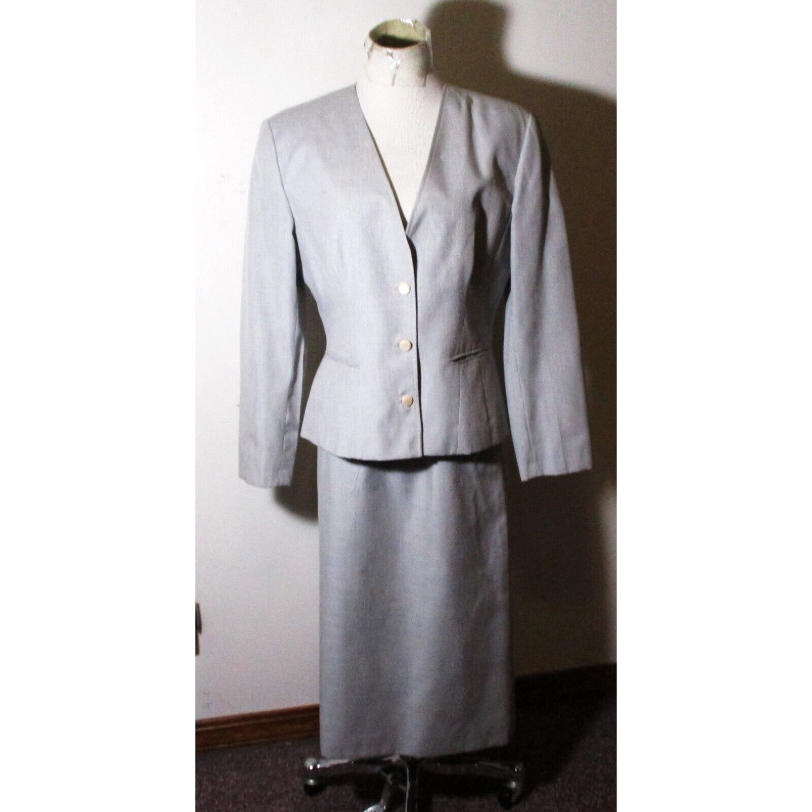 Image of Vintage Women's Pendletons Petite Sophisticates Gray Silk Blend Skirt & Jacket Suit 16 in White (Si