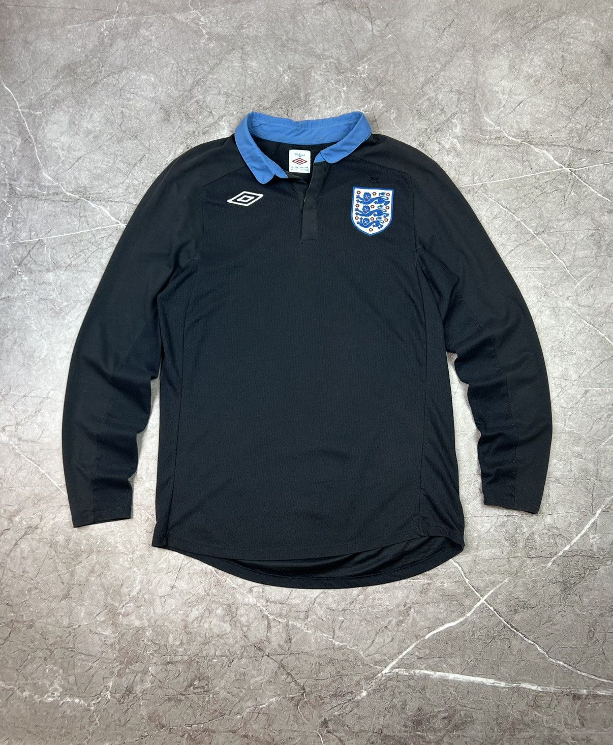Umbro Soccer Jersey Umbro England long sleeve Size L Size US L / EU 52-54 / 3 - 1 Thumbnail