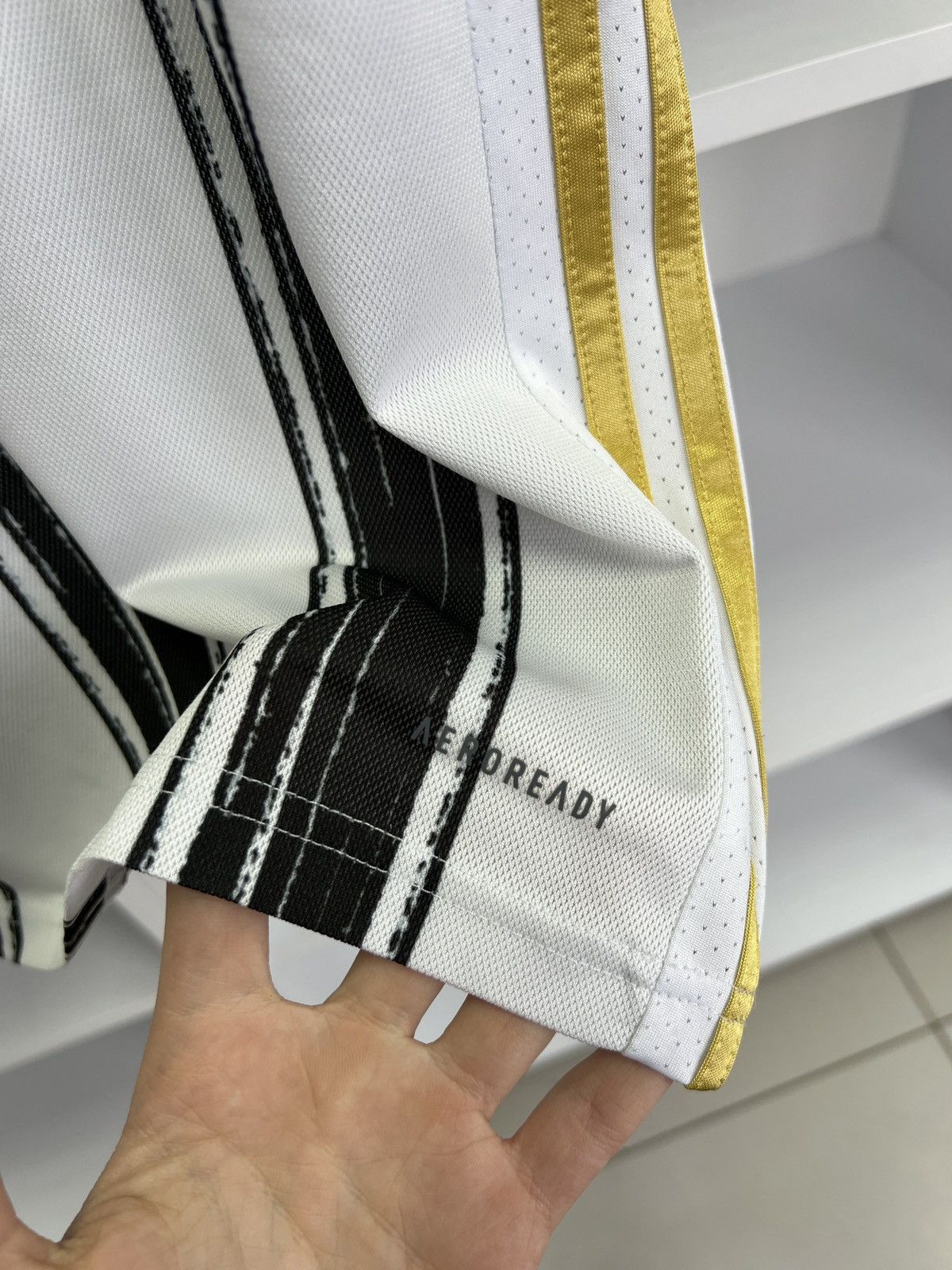 Adidas × Vintage JUVENTUS 2020 2021 HOME SHIRT FOOTBALL SOCCER JERSEY Size US L / EU 52-54 / 3 - 9 Thumbnail