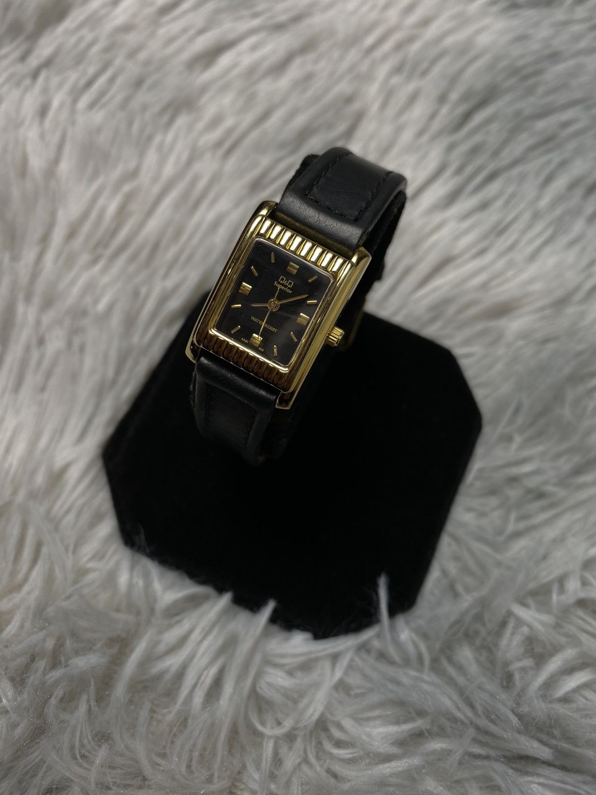 Japanese Brand × Vintage Refined Black and Gold Wristwatch | Japanese Brand Size ONE SIZE - 1 Thumbnail