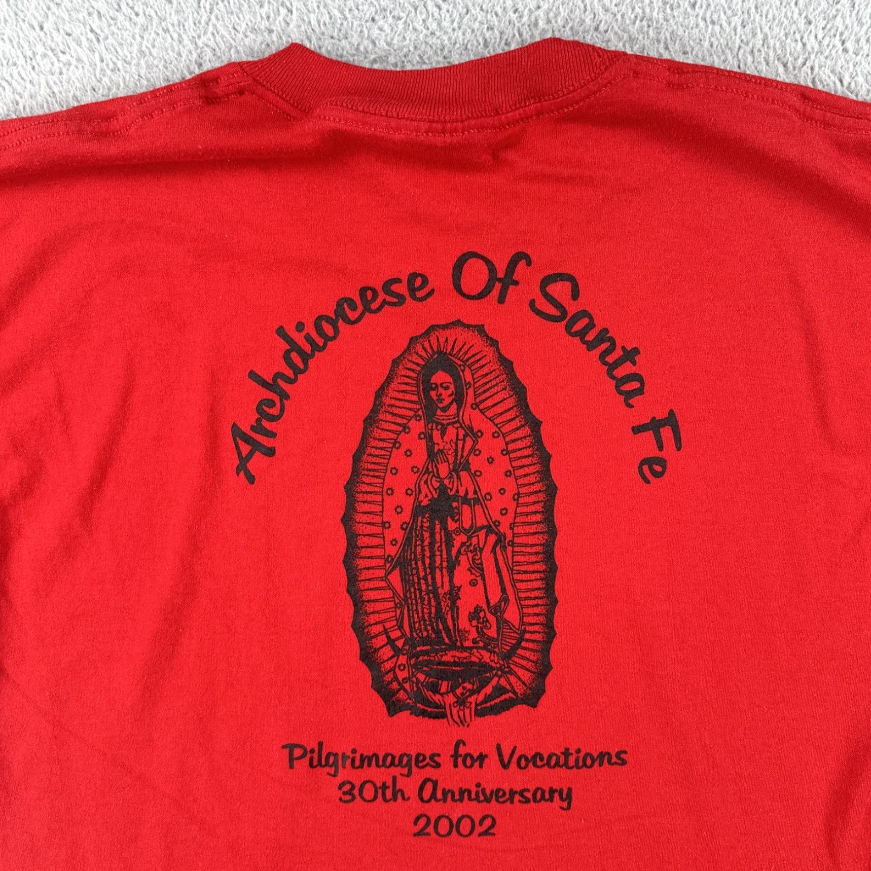 Jerzees VINTAGE Jerzees T-Shirt Red Crew Neck Short Sleeve Large USA Church 2002 Archdiocese Of Santa Fe NM Mens Size US L / EU 52-54 / 3 - 2 Thumbnail