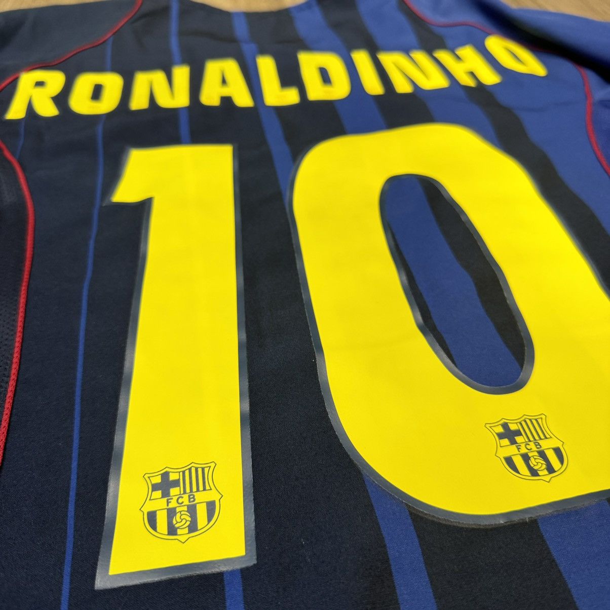 Vintage Barcelona 04/05 away shirt #10 Ronaldinho Size US M / EU 48-50 / 2 - 7 Thumbnail
