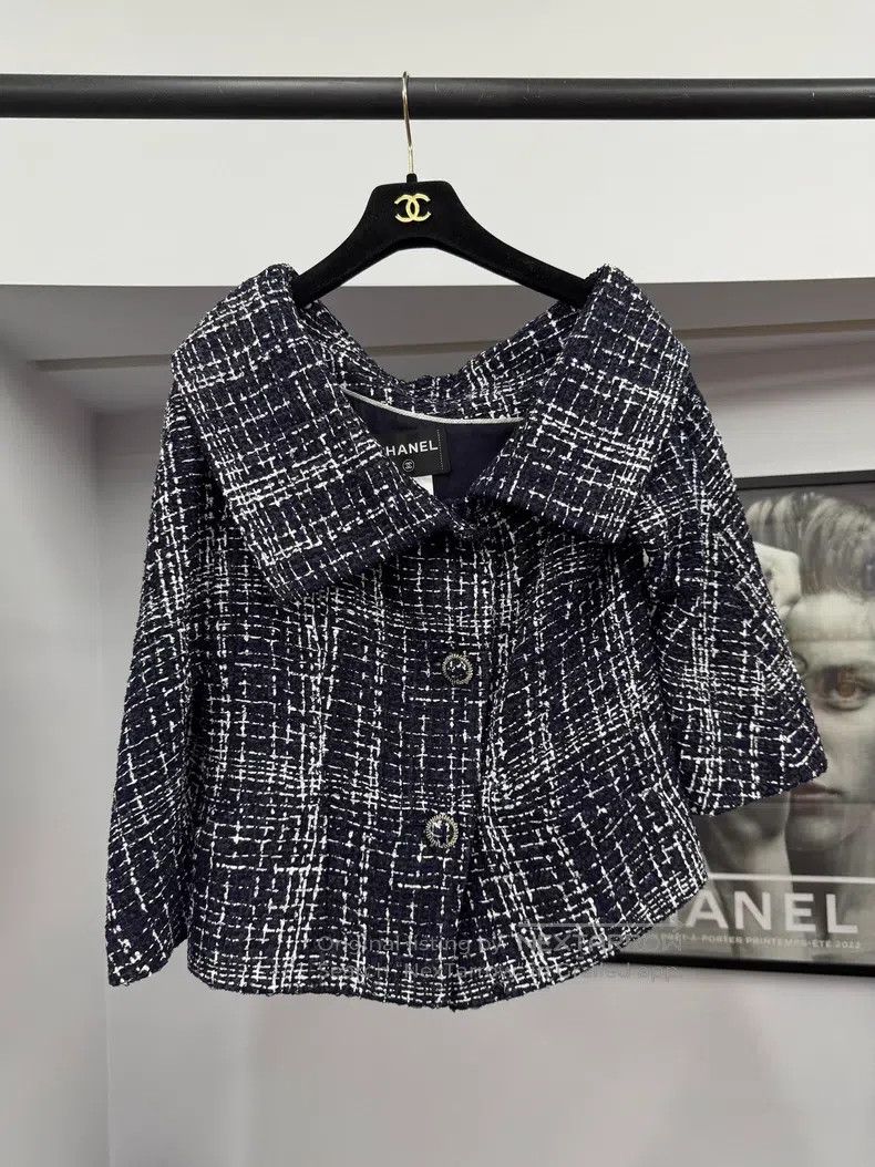 Chanel Chanel Tweed coat with sloping shoulders Size S / US 4 / IT 40 - 1 Thumbnail